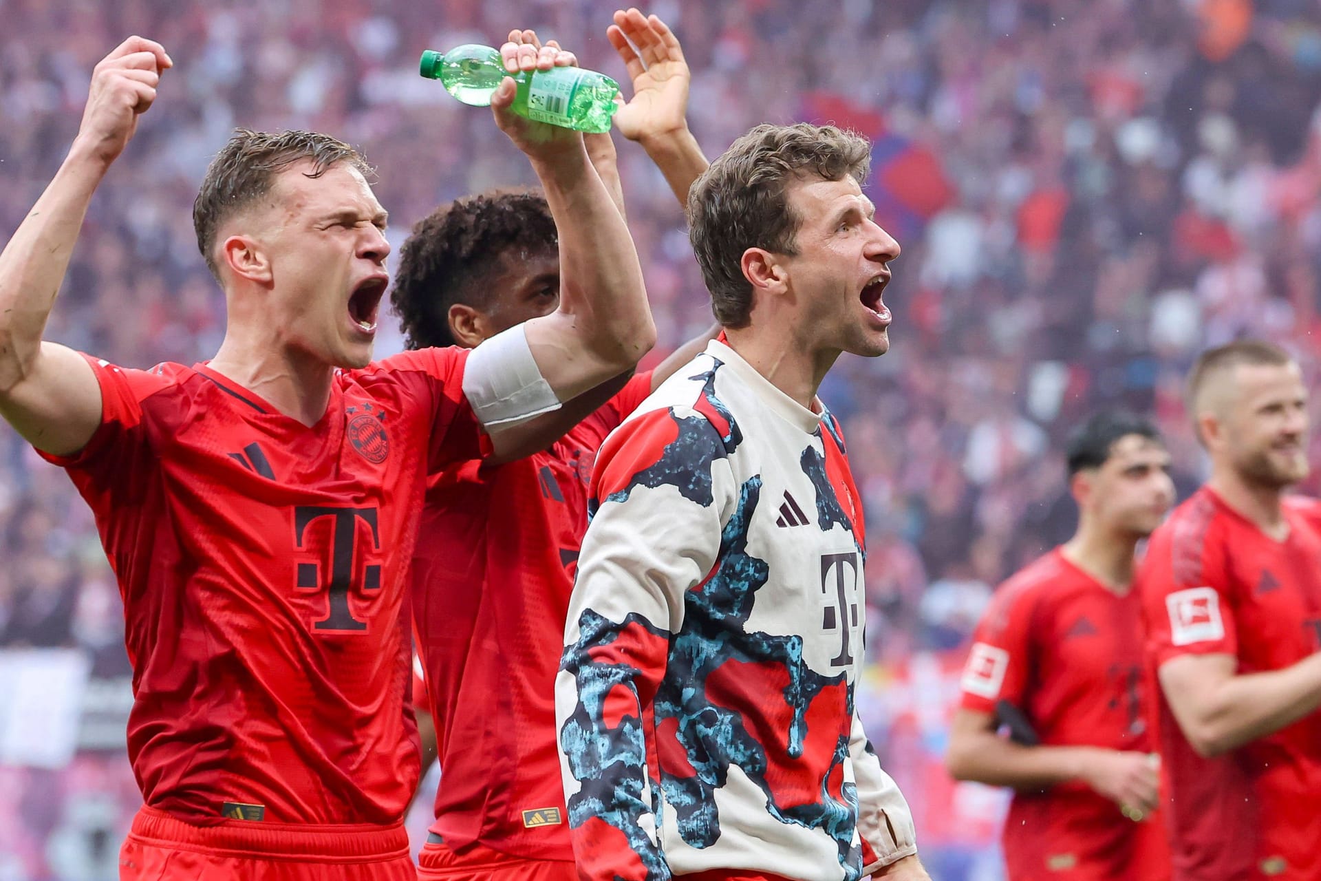Thomas Müller (r.) neben Joshua Kimmich: Der Vizekapitän geht seinem Ende in München entgegen.