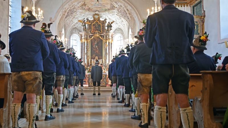 Ein katholischer Gottesdienst in Bayern (Archivbild): In zwei bayerischen Gemeinden fällt ein Feiertag weg.