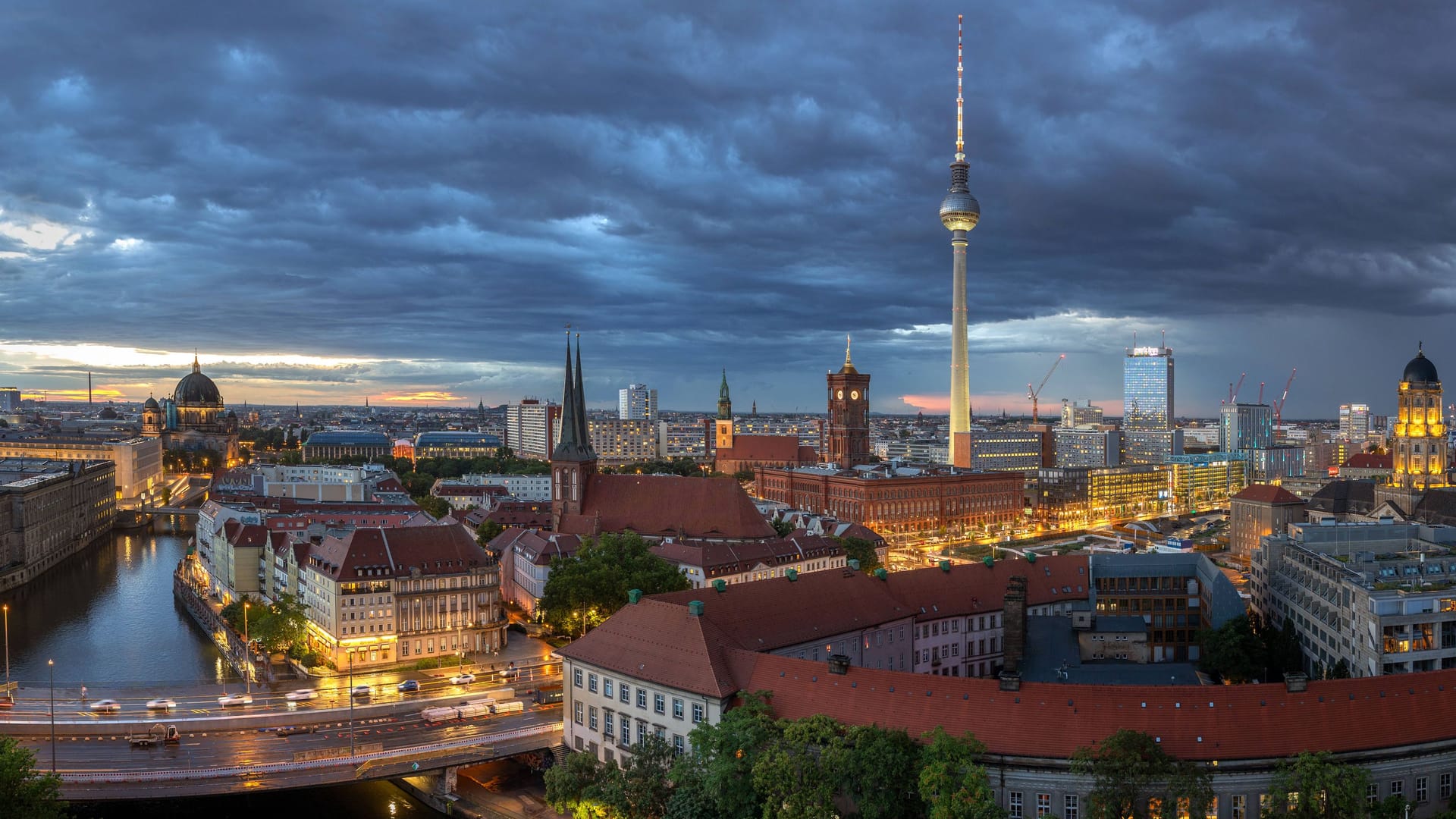 Bewölkung am Berliner Abendhimmel (Archivbild): In der kommenden Woche wird das Wetter in Berlin und Brandenburg durchwachsen. Bewölkung am Berliner Abendhimmel (Archivbild): In der kommenden Woche wird das Wetter in Berlin und Brandenburg durchwachsen.