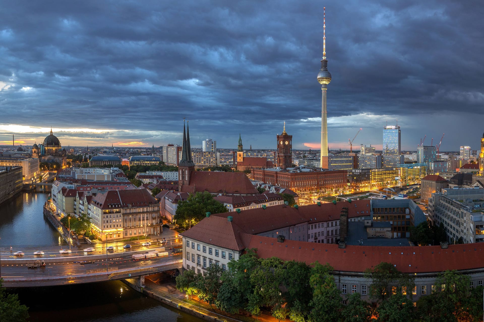 Bewölkung am Berliner Abendhimmel (Archivbild): In der kommenden Woche wird das Wetter in Berlin und Brandenburg durchwachsen.