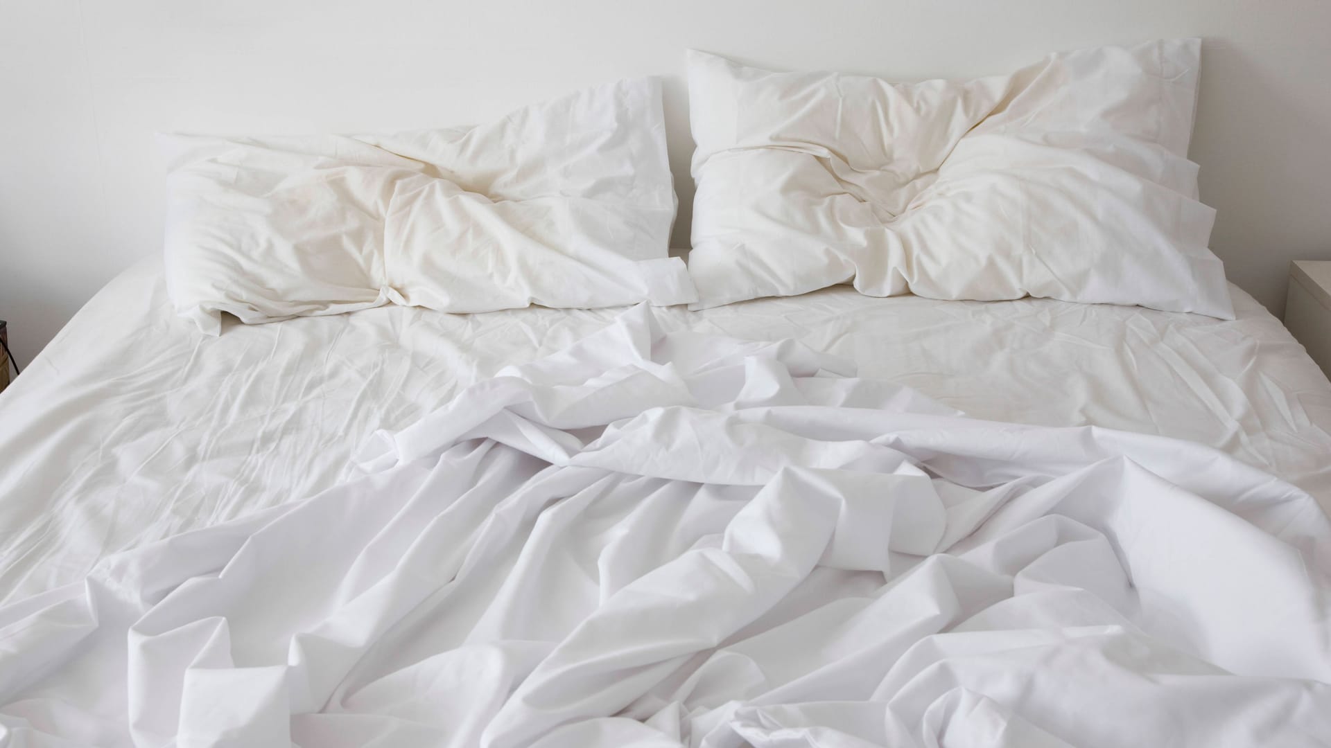 Zerknüllte Kissen in einem Hotelbett: Hatte hier jemand ein Stelldichein?