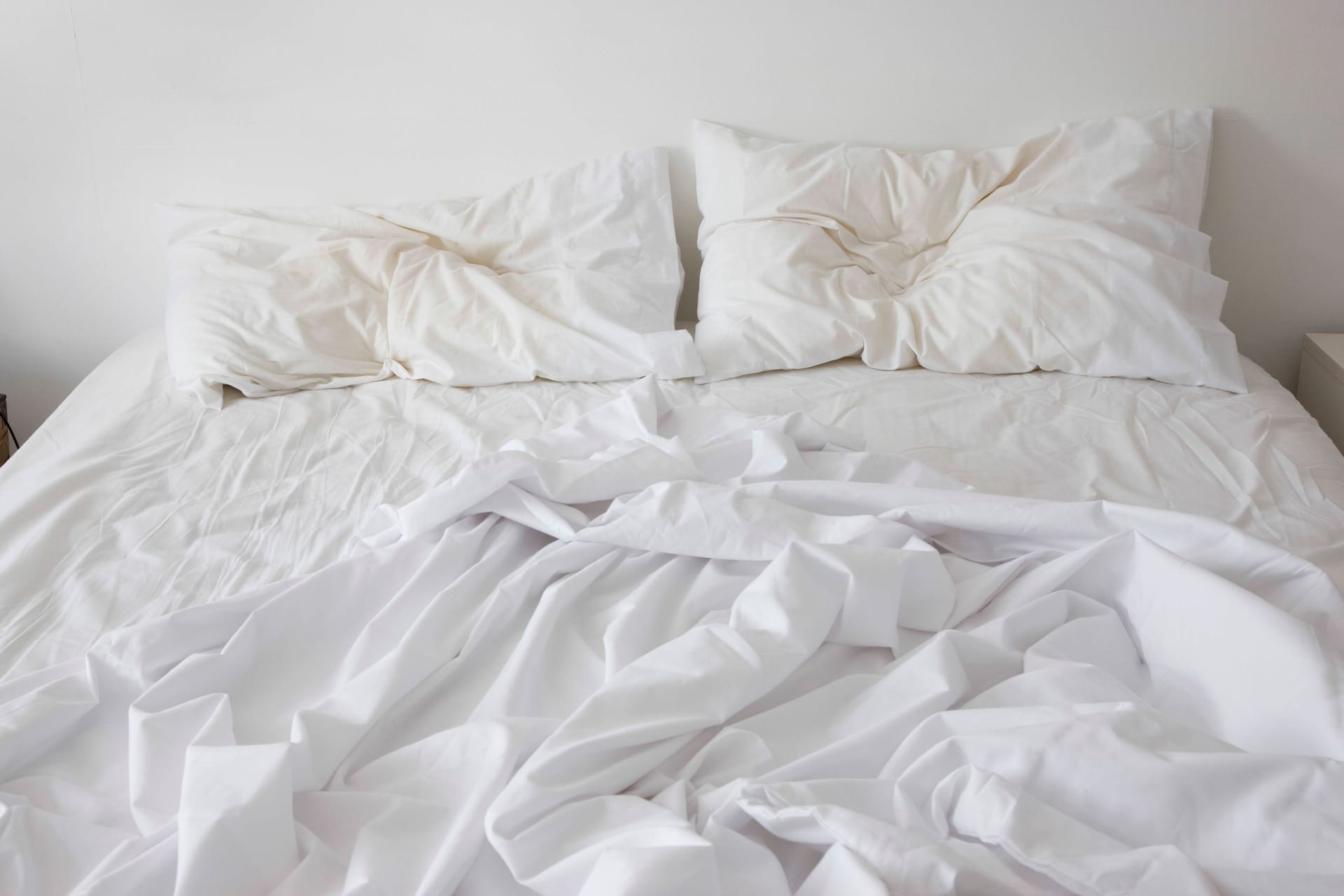 Zerknüllte Kissen in einem Hotelbett: Hatte hier jemand ein Stelldichein?