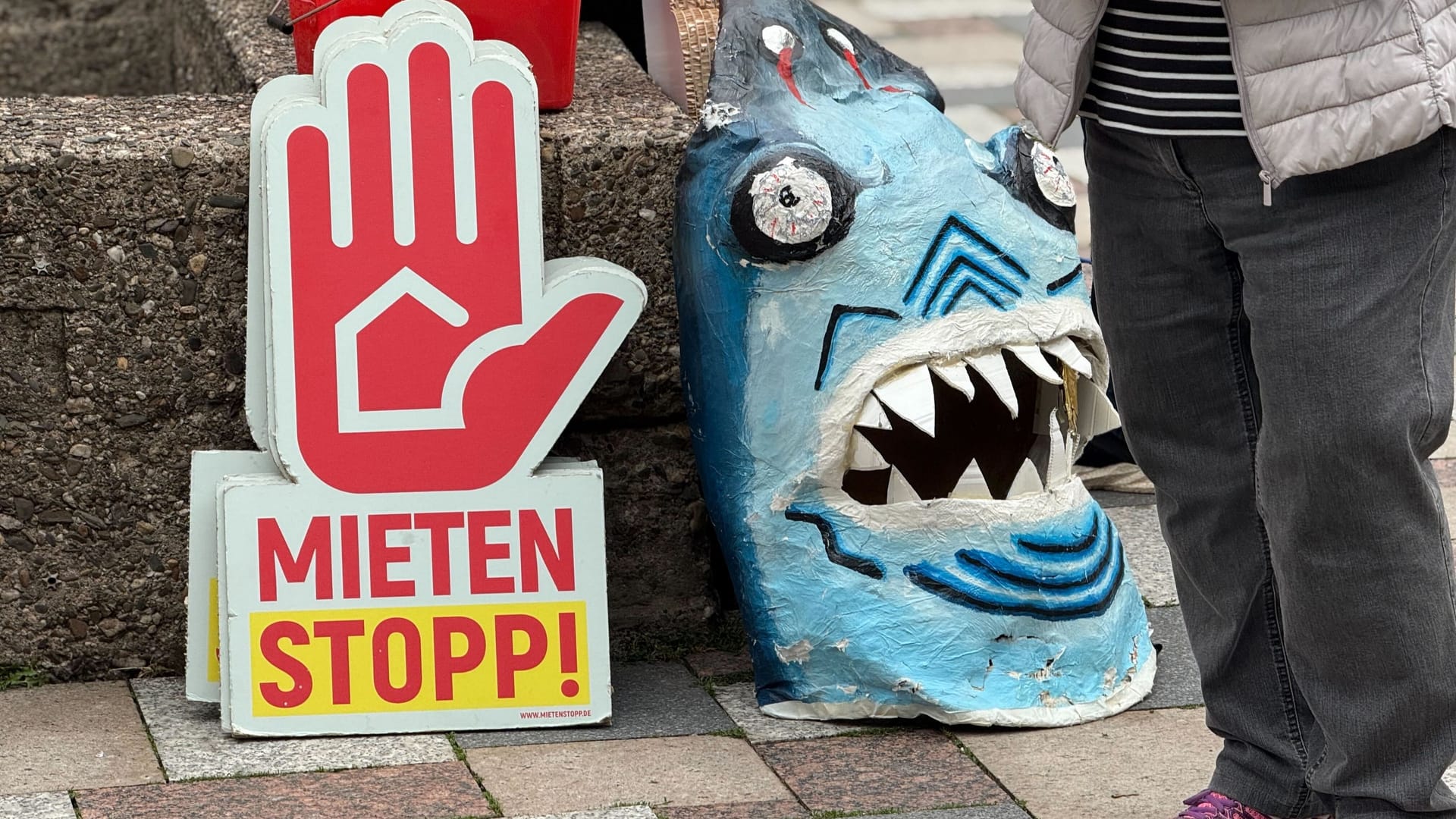 Mit dem Motto: "Mietenstopp jetzt!" demonstriert die Versammlung gegen zu teure Mieten in Köln.