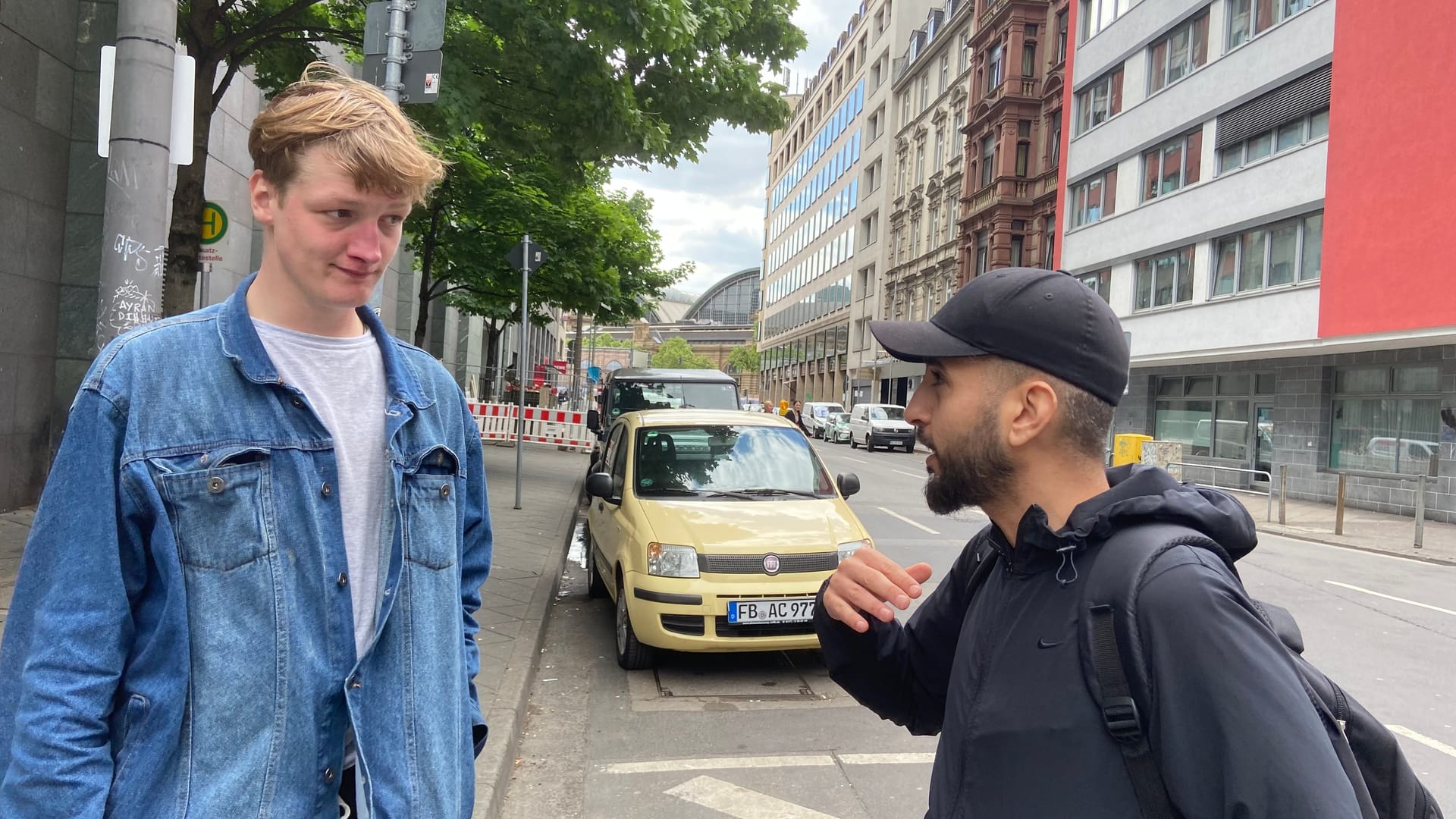 Julian (Name geändert) im Gespräch mit "Mo" Bousaaidi.