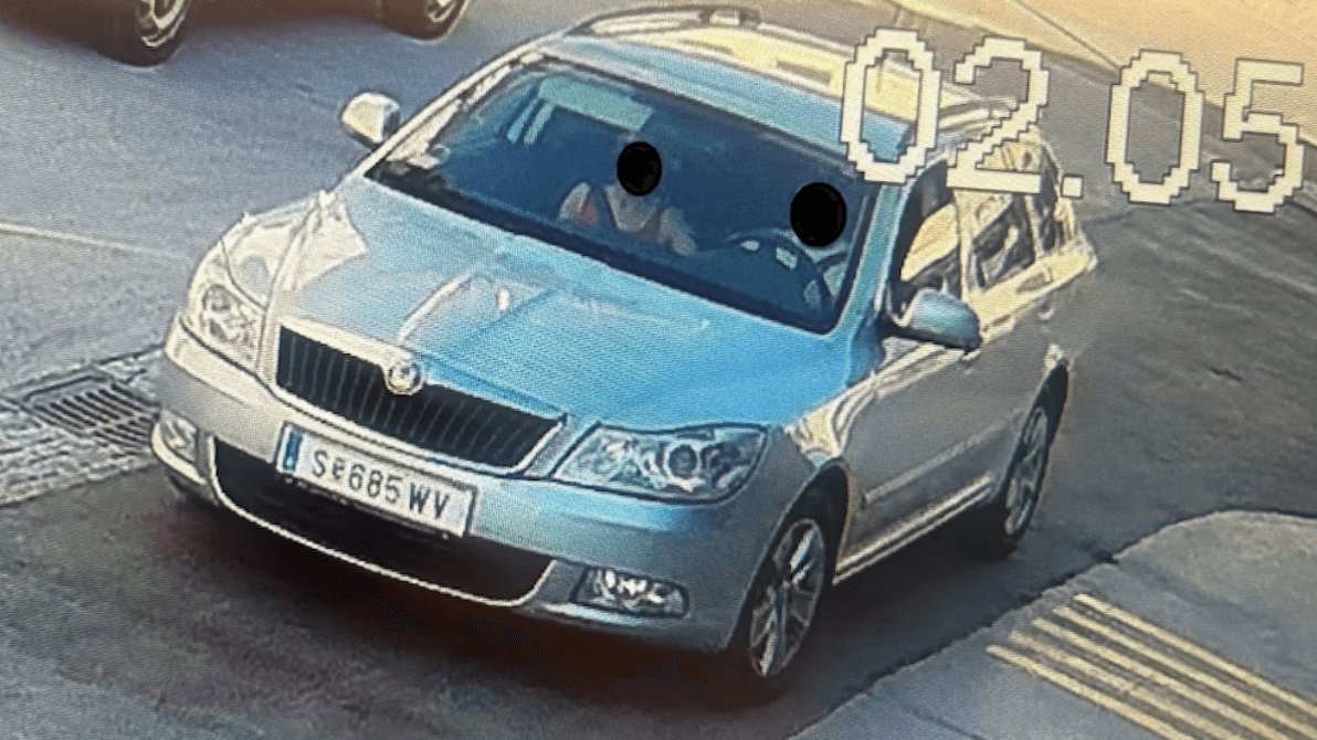 Ein silberner Škoda: Mit diesem Auto soll sich der Täter auf der Flucht befinden. Ein silberner Škoda: Mit diesem Auto soll sich der Täter auf der Flucht befinden.