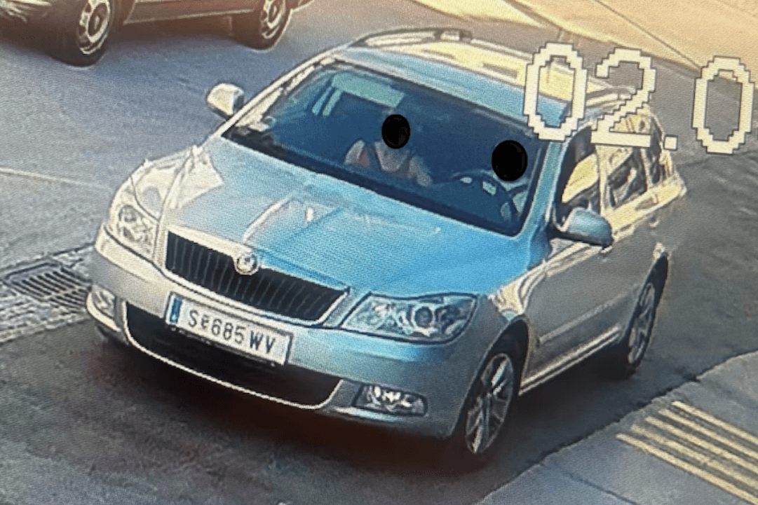 Ein silberner Škoda: Mit diesem Auto soll sich der Täter auf der Flucht befinden.