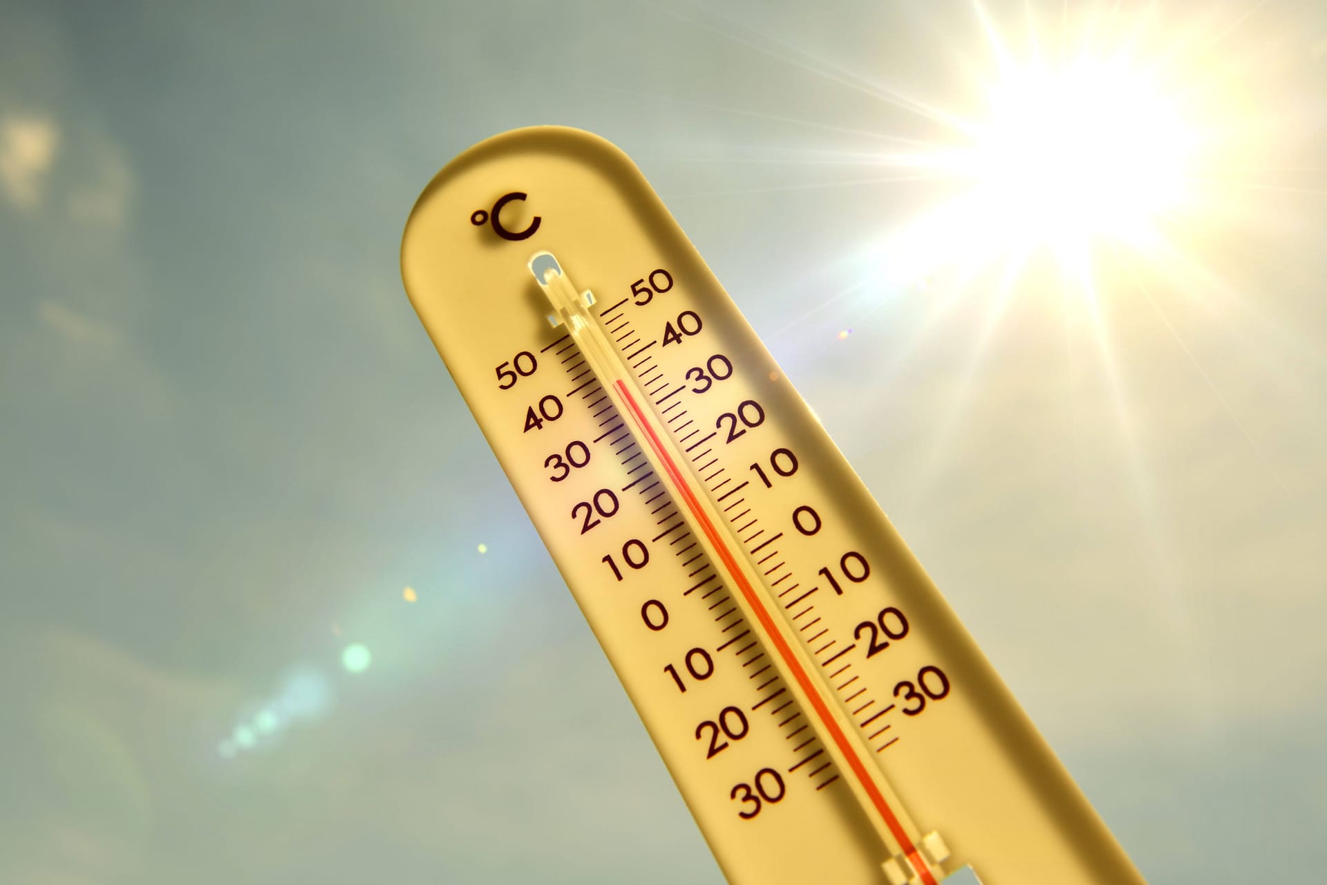 Wetter in Deutschland: Thermometer vor brennender Sonne: Ozeanische Anomalien deuten auf rekordverdächtigen Hitzesommer hin.