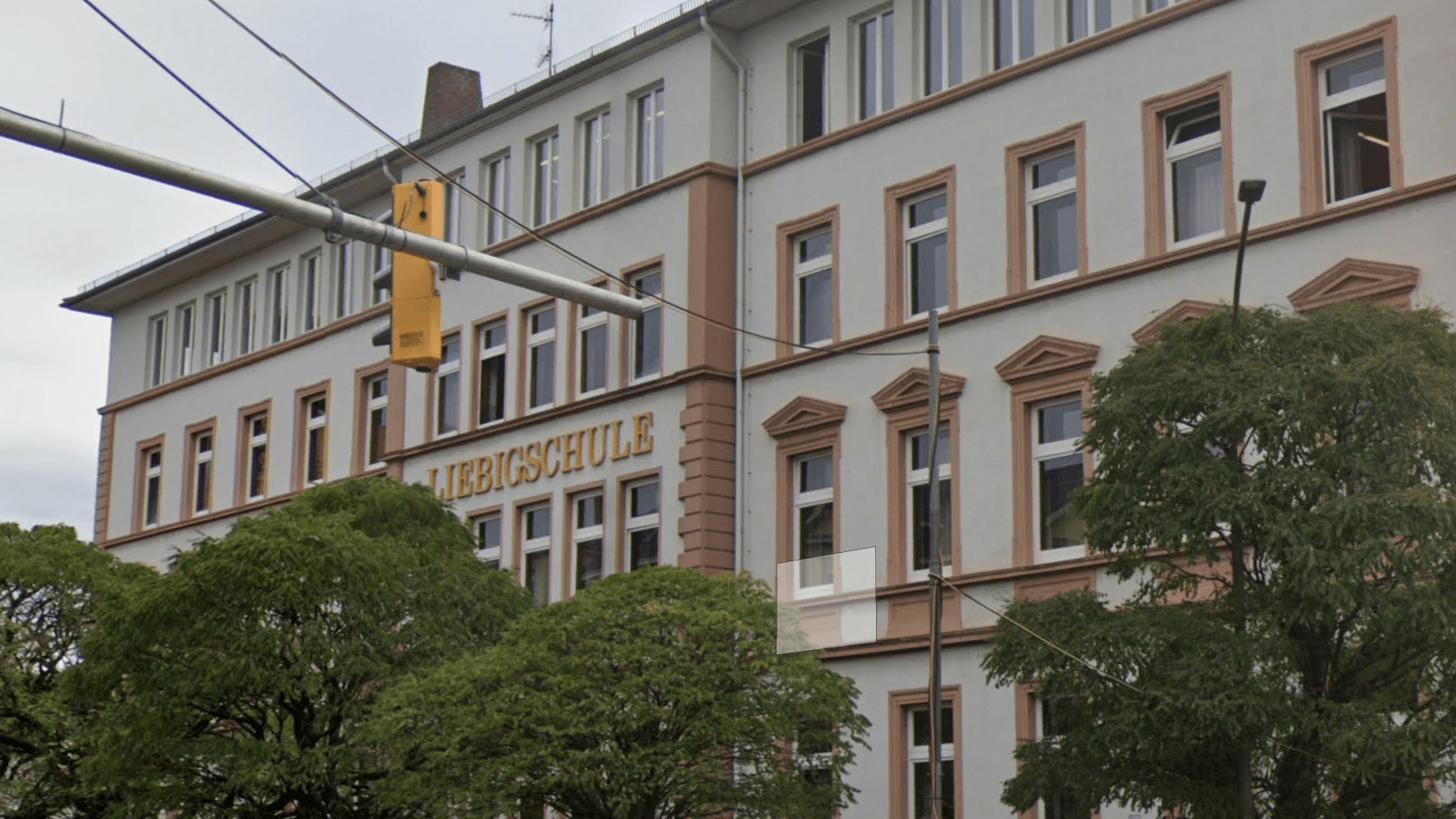 Die Liebigschule in Gießen (Archivbild): Nach dem Skandal um Abi-Mottos mit NS-Bezug reagiert jetzt der betroffene Jahrgang.