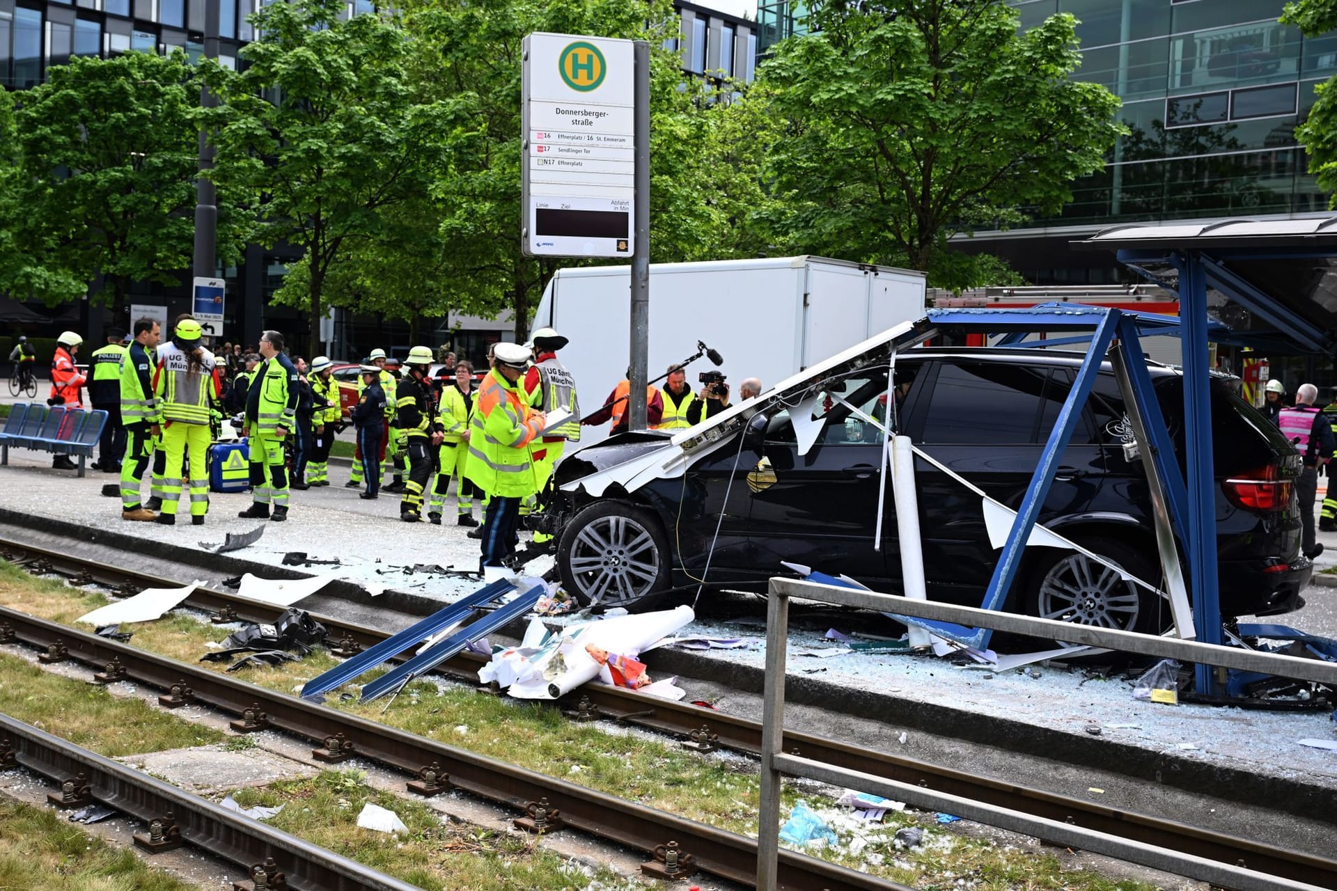 Einsatzkräfte am Unfallort in München: Der BMW erfasste sieben Menschen.