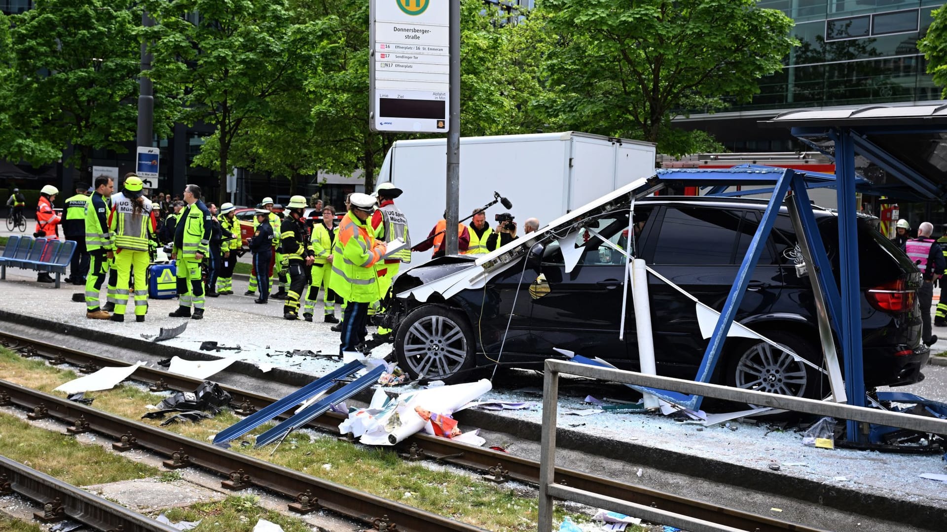 Einsatzkräfte am Unfallort in München: Der BMW erfasste sieben Menschen.