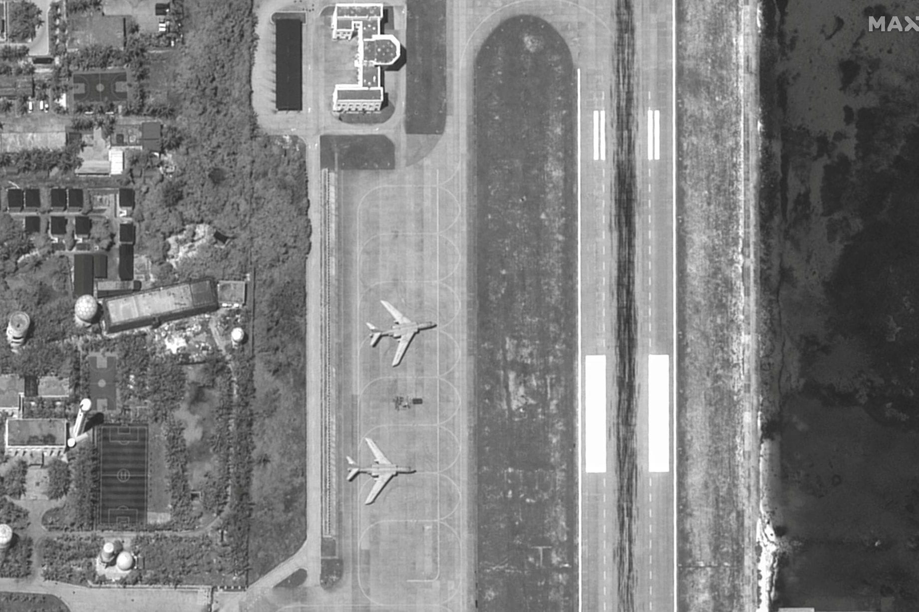 Chinesische H6-Bomber stehen auf einer Landebahn der Woody-Inseln im südchinesischen Meer.