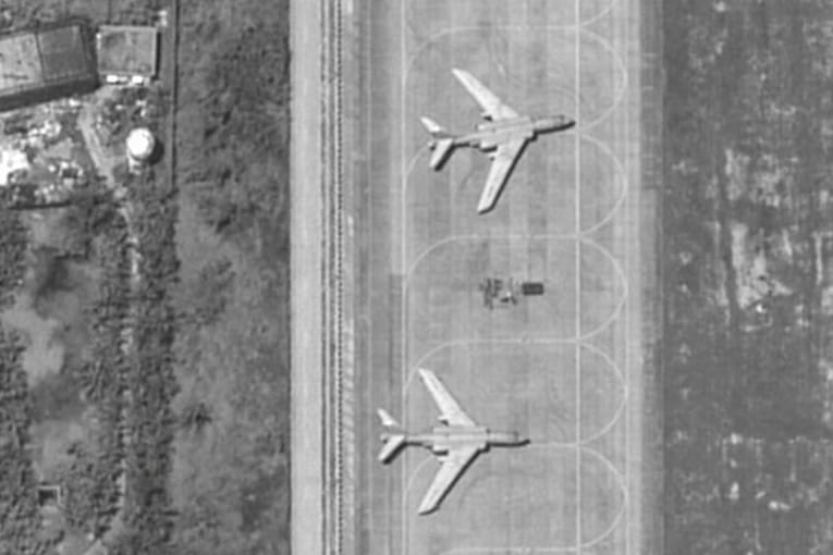 Chinesische H6-Bomber stehen auf einer Landebahn der Woody-Inseln im südchinesischen Meer.