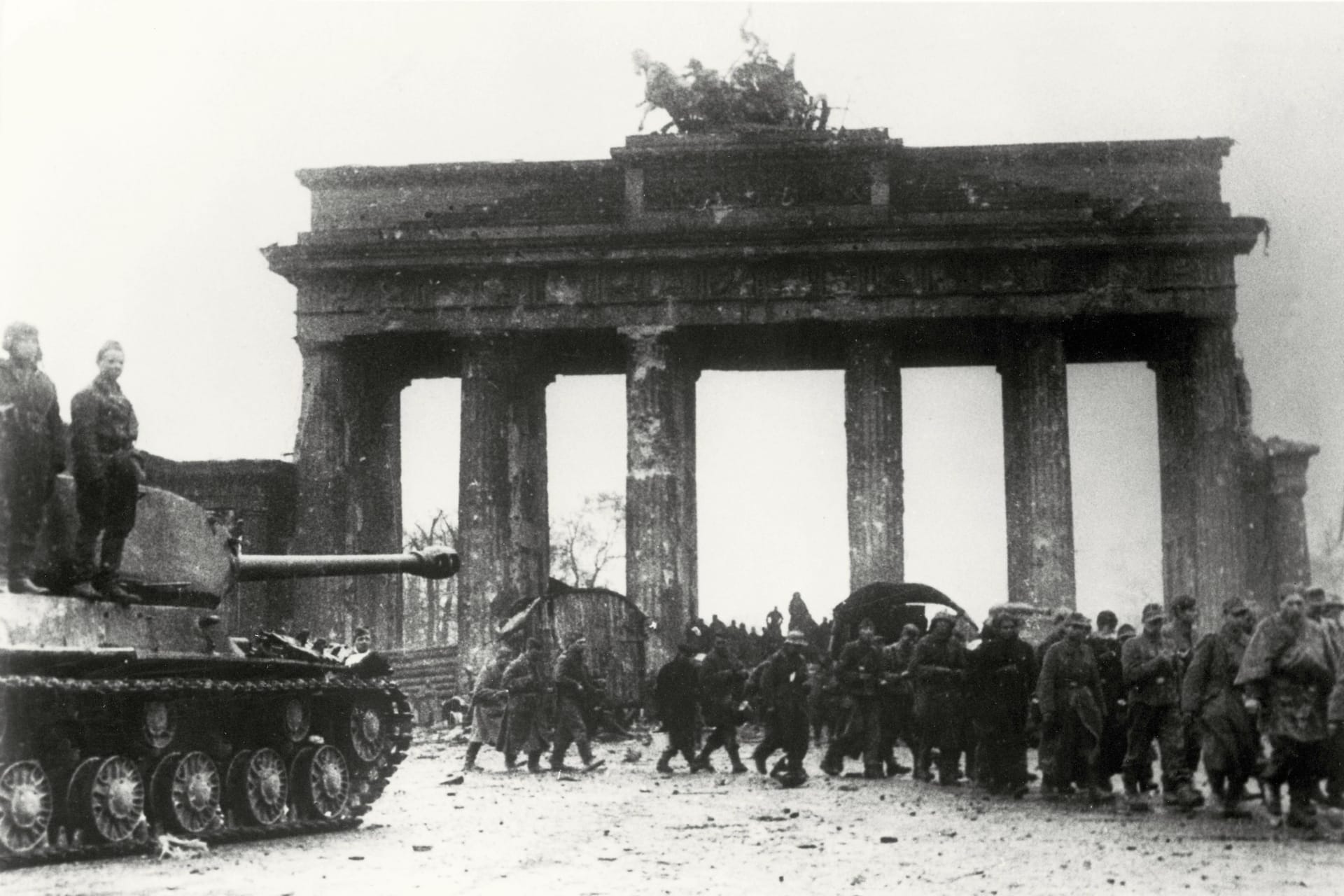 Deutsche Kriegsgefangene 1945 in Berlin: am 8. Mai 1945 endete der Zweite Weltkrieg in Europa.