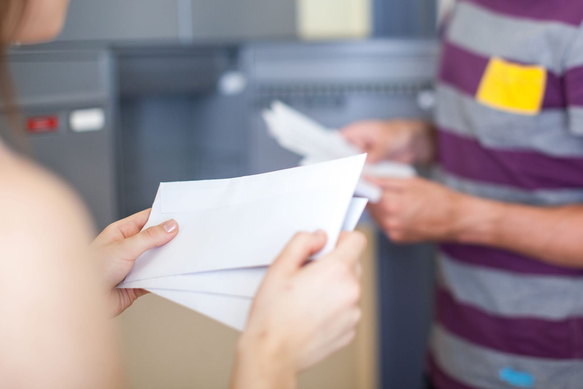 Ein Paar am Briefkasten