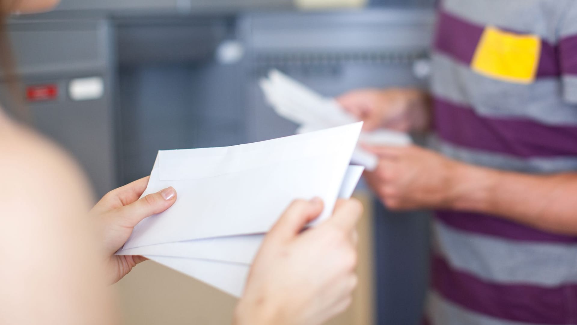 Ein Paar am Briefkasten Ein Paar am Briefkasten