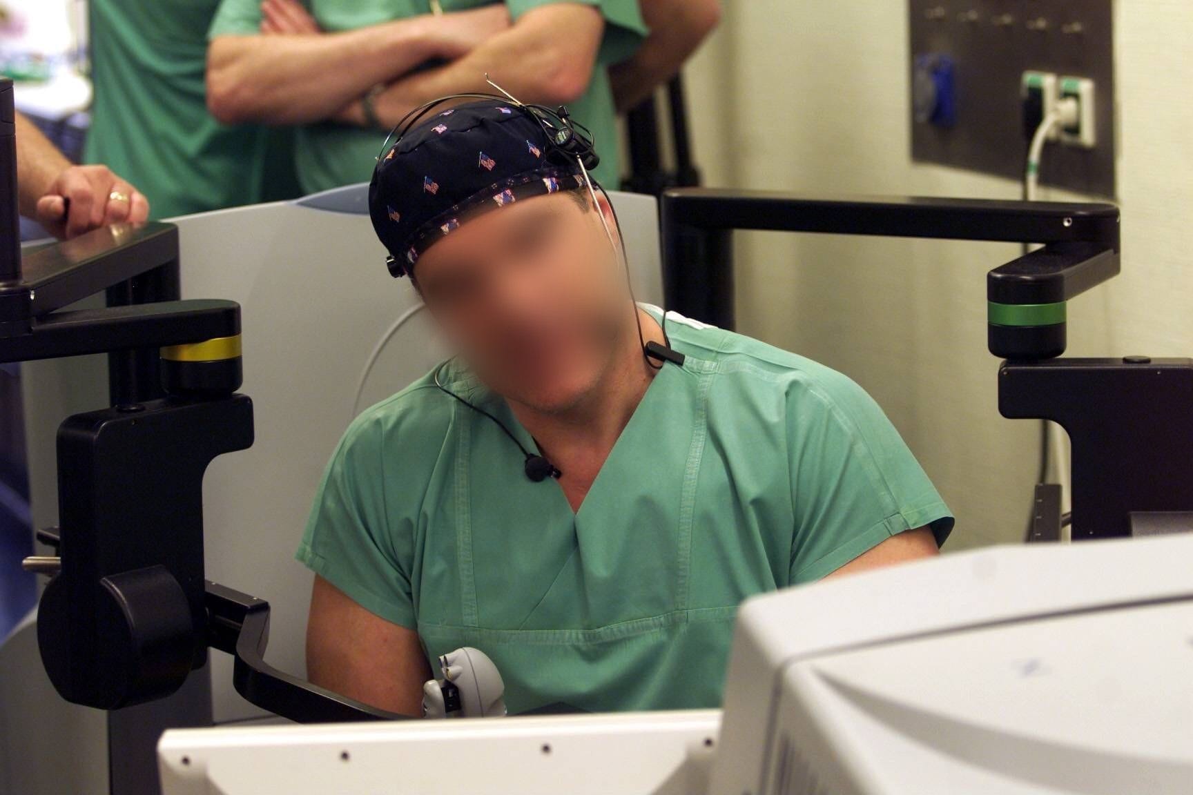 Dr. med. Ingolf T. (Archivbild): 2002 lenkte er per Joystick einen Roboter, der in 8.200 Kilometer Entfernung einen Patienten operierte.