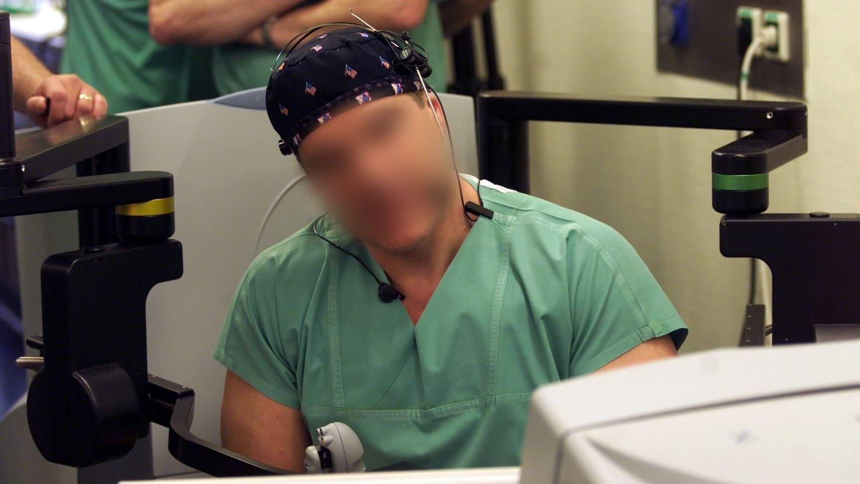 Dr. med. Ingolf T. (Archivbild): 2002 lenkte er per Joystick einen Roboter, der in 8.200 Kilometer Entfernung einen Patienten operierte.