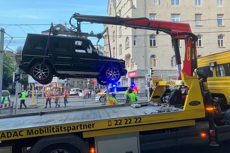 Auto wird abtransportiert: Im Wagen des Fahrers befand sich auch sein fünfjähriger Sohn.