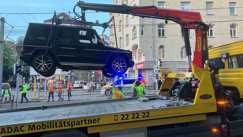 Auto wird abtransportiert: Im Wagen des Fahrers befand sich auch sein fünfjähriger Sohn.