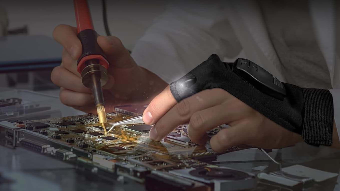 Mit LED-Handschuhen ist keine weitere Lichtquelle notwendig. Mit LED-Handschuhen ist keine weitere Lichtquelle notwendig.