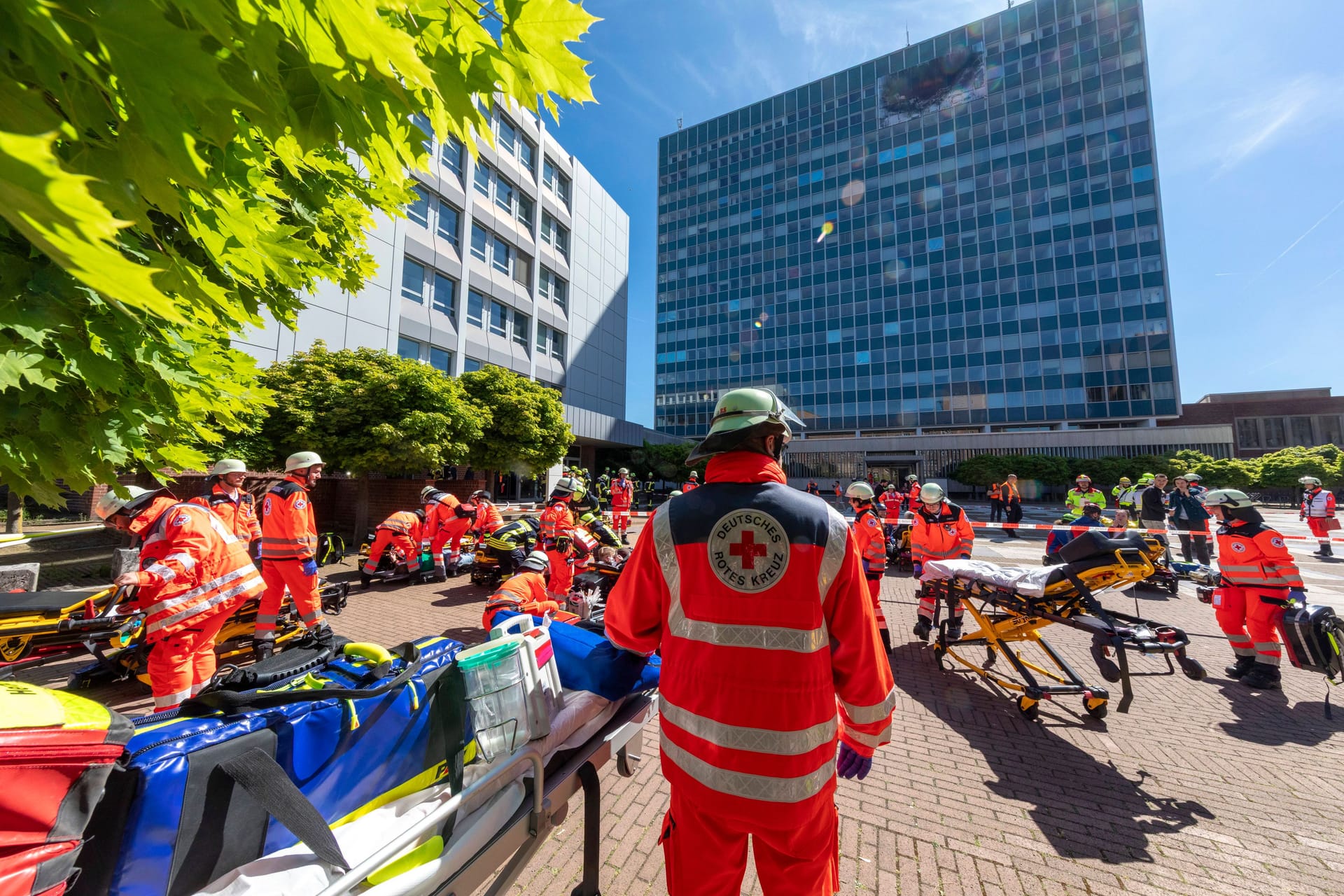 Sanitäter kümmern sich um die fiktiven Verletzten: Insgesamt dauerte die Übung rund vier Stunden.