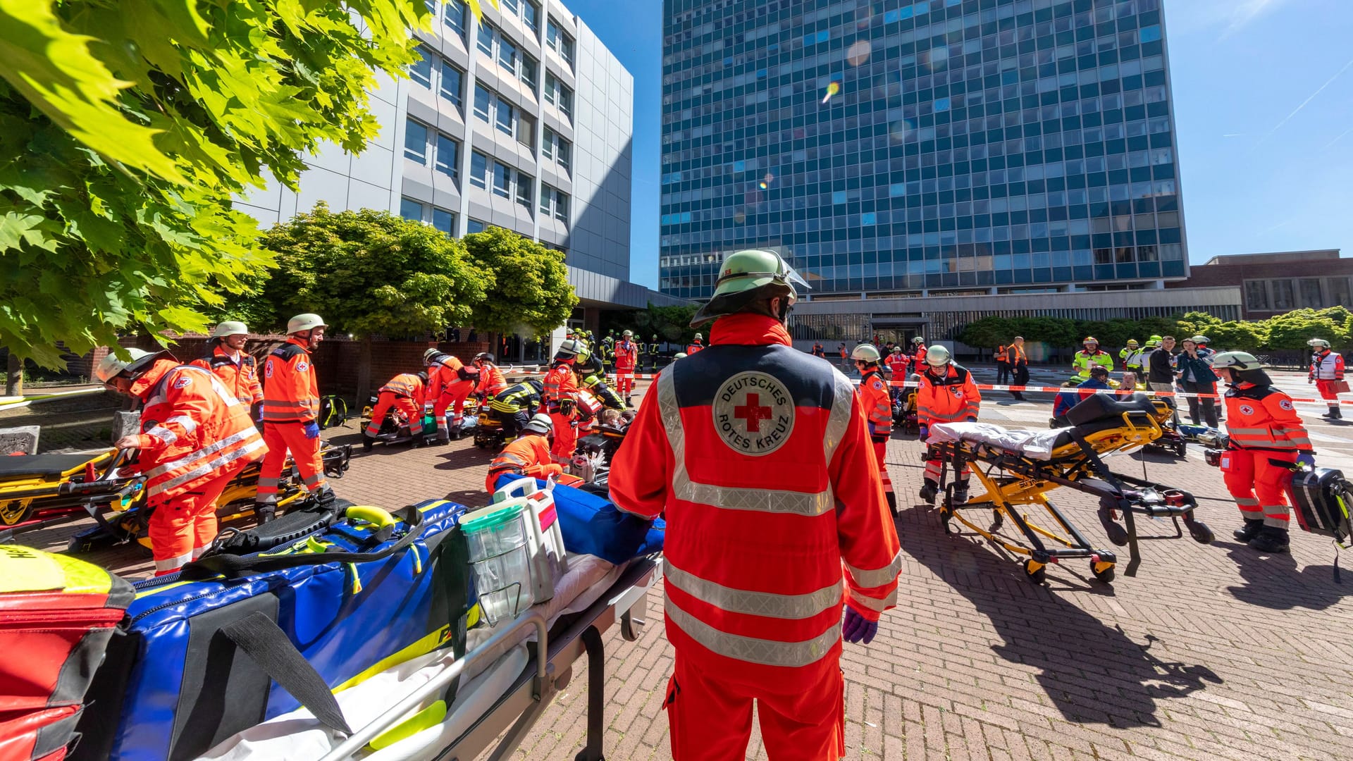 Sanitäter kümmern sich um die fiktiven Verletzten: Insgesamt dauerte die Übung rund vier Stunden.