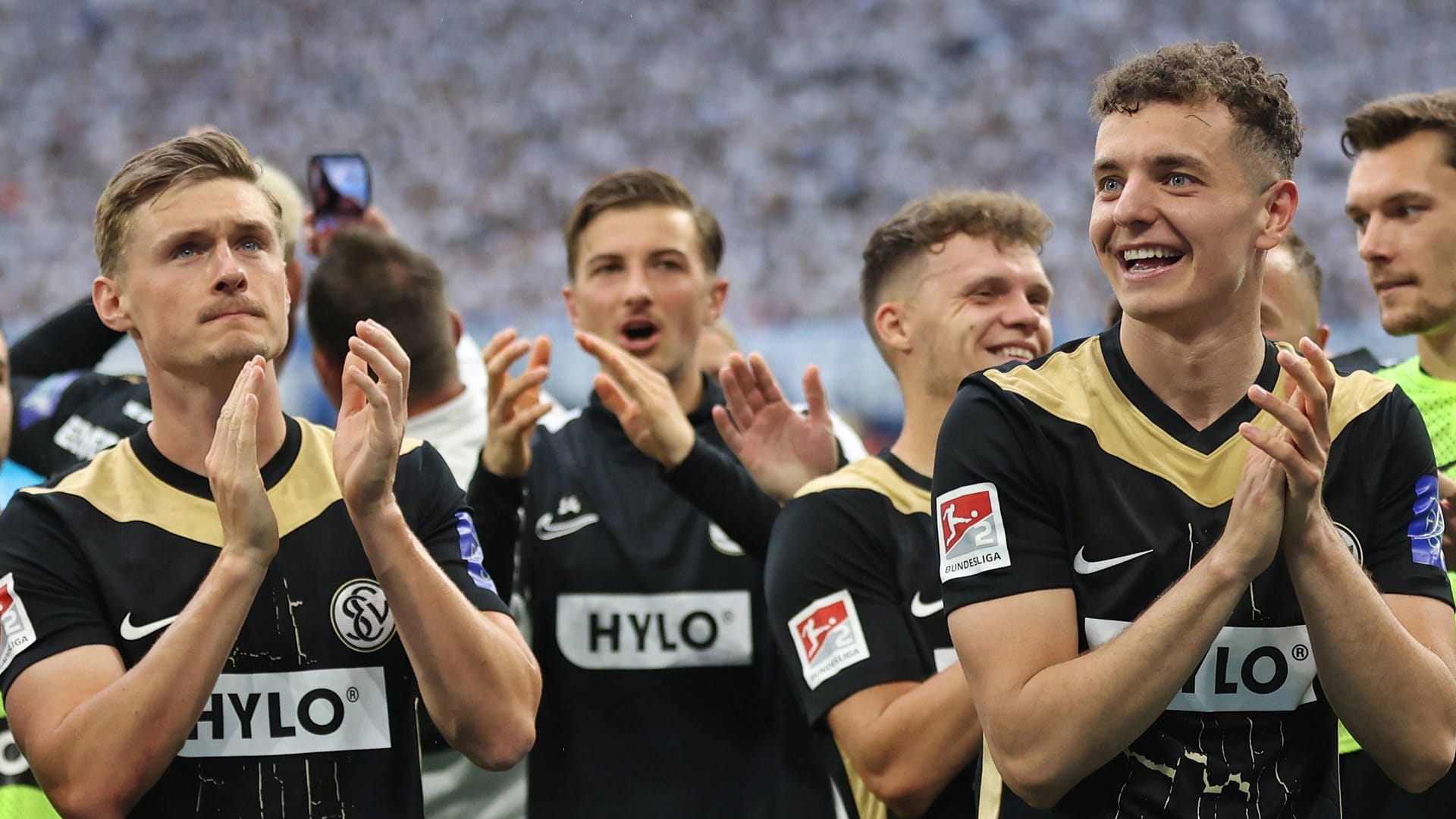 Freude bei den Spielern: Elversberg darf auf den Aufstieg in die Bundesliga hoffen. Freude bei den Spielern: Elversberg darf auf den Aufstieg in die Bundesliga hoffen.