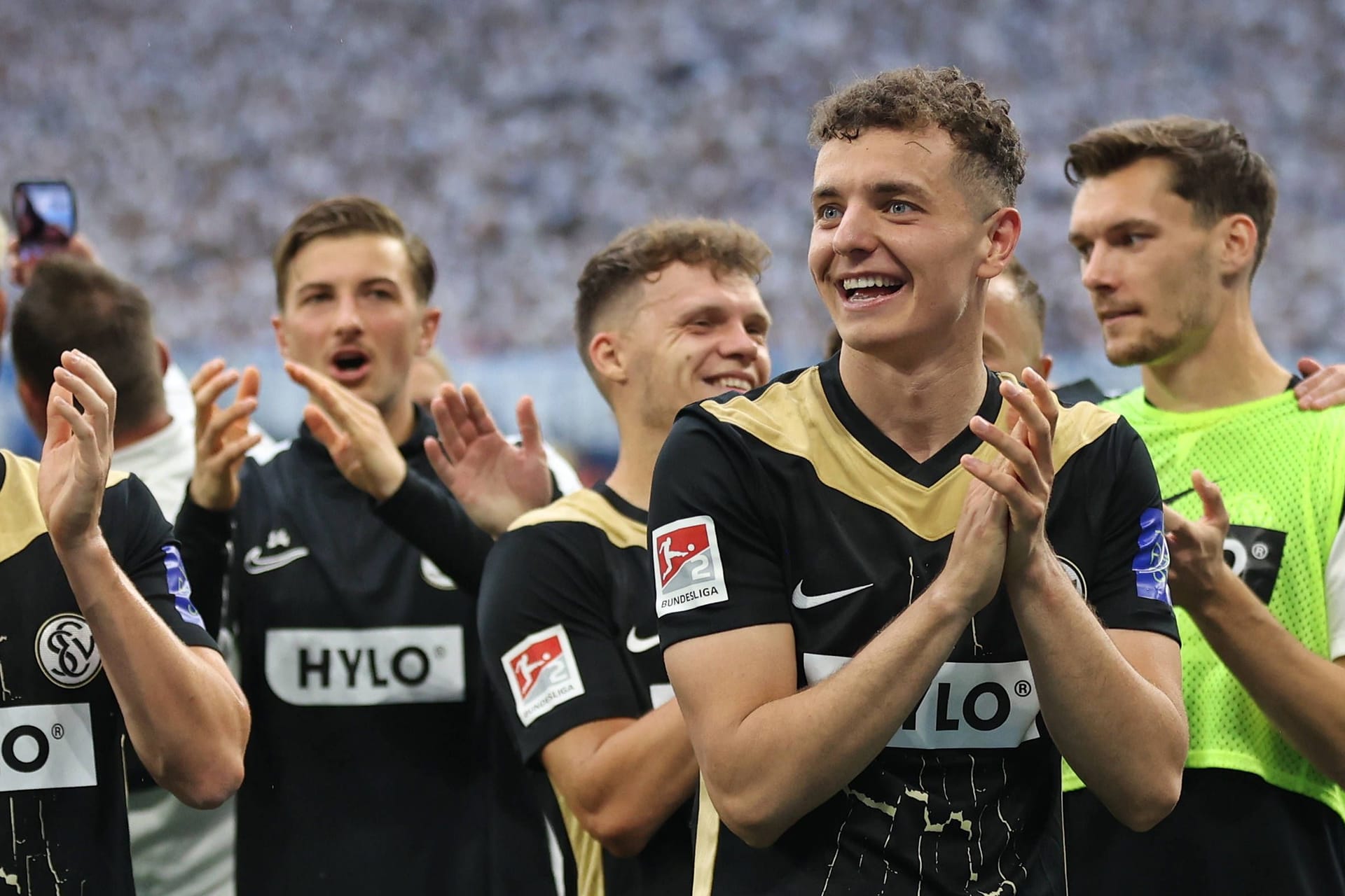 Freude bei den Spielern: Elversberg darf auf den Aufstieg in die Bundesliga hoffen.