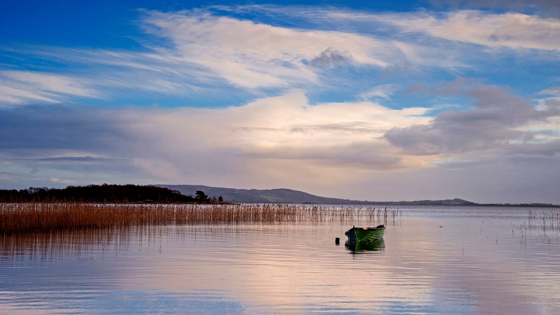 Einsamkeit und Ruhe in Irland: Pontoon im irischen County Mayo ist ein berühmter Spot für Angler. Einsamkeit und Ruhe in Irland: Pontoon im irischen County Mayo ist ein berühmter Spot für Angler.