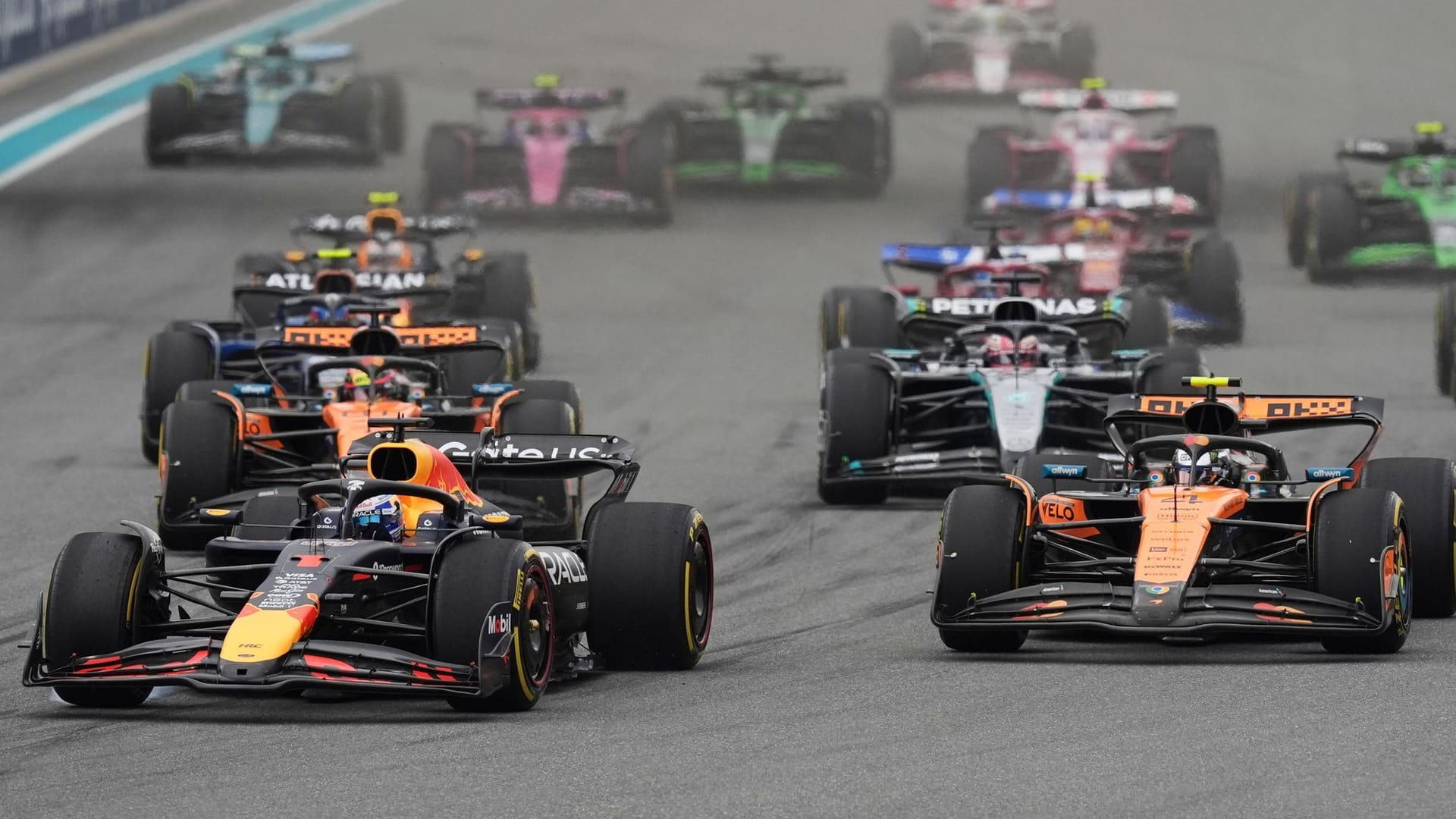 Szene beim Start in Miami: Max Verstappen (li.) noch vor den McLaren.
