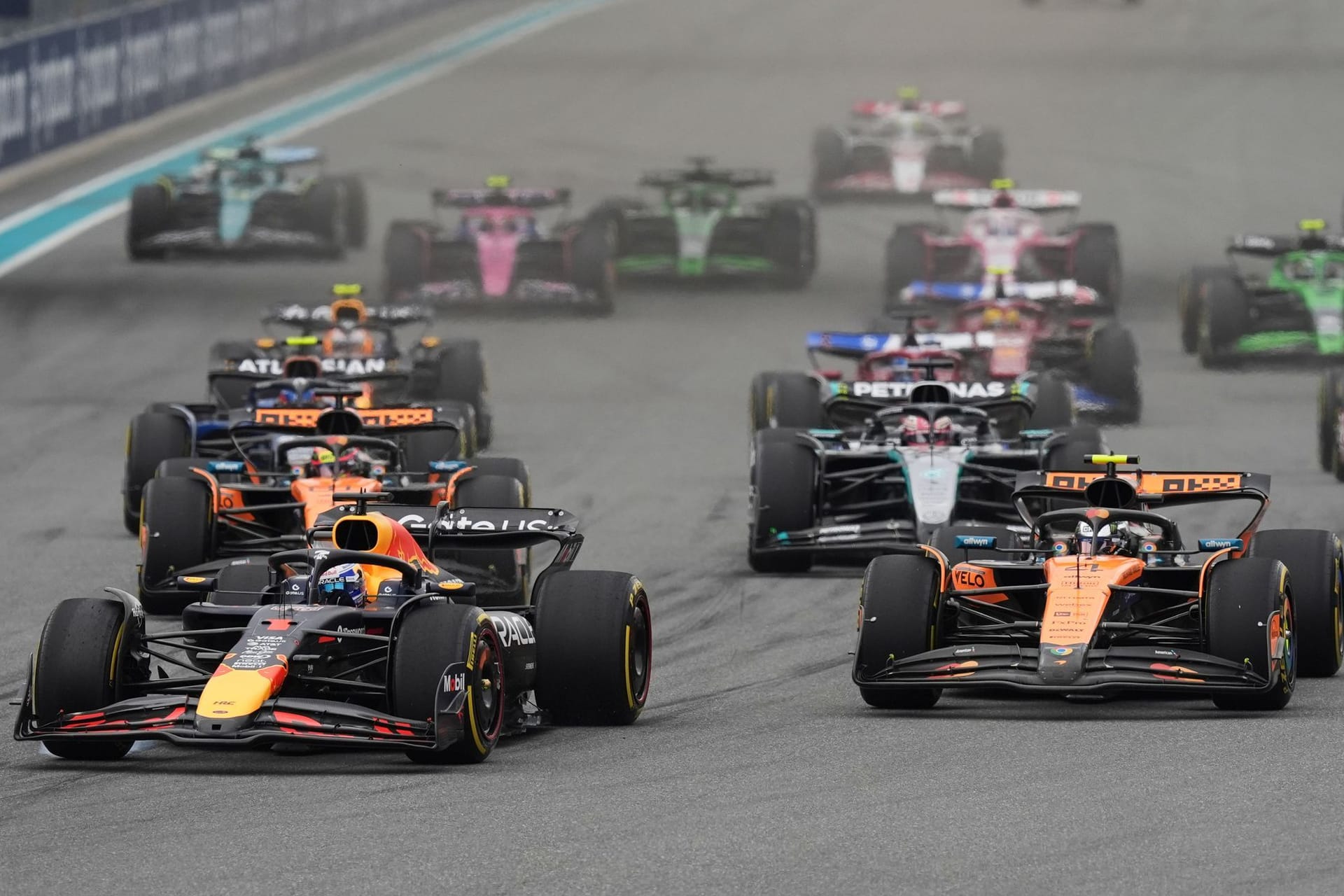 Szene beim Start in Miami: Max Verstappen (li.) noch vor den McLaren.