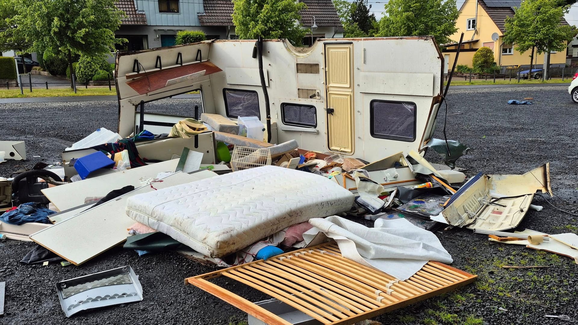 Hessisch Lichtenau am Mittwoch: Ein mutmaßlicher Tornado packte einen Wohnwagen und schleuderte ihn durch durch die Luft.