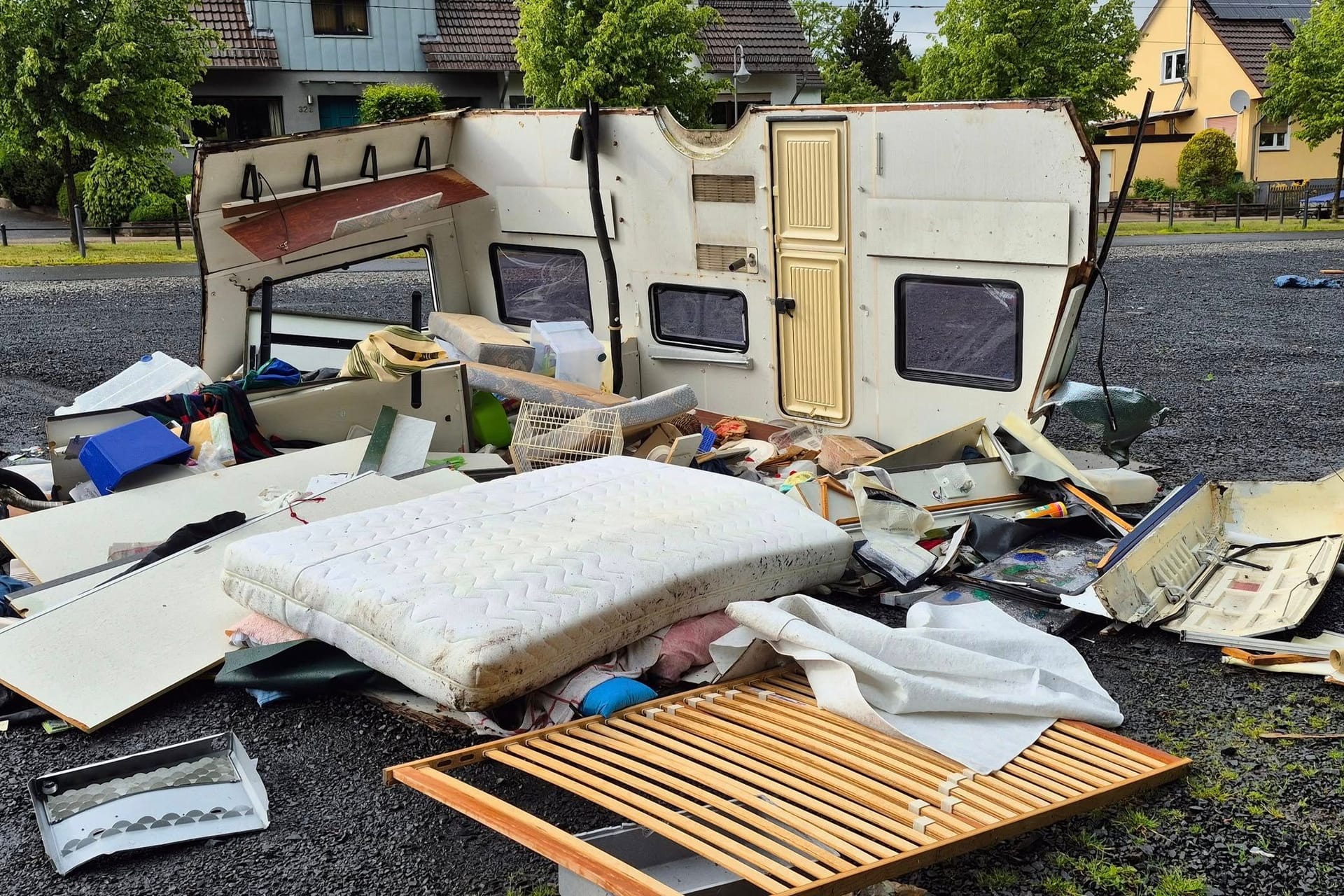Hessisch Lichtenau am Mittwoch: Ein mutmaßlicher Tornado packte einen Wohnwagen und schleuderte ihn durch durch die Luft.