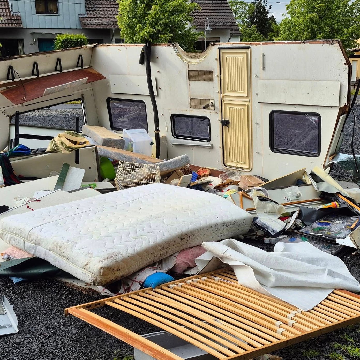 Hessisch Lichtenau am Mittwoch: Ein mutmaßlicher Tornado packte einen Wohnwagen und schleuderte ihn durch durch die Luft.
