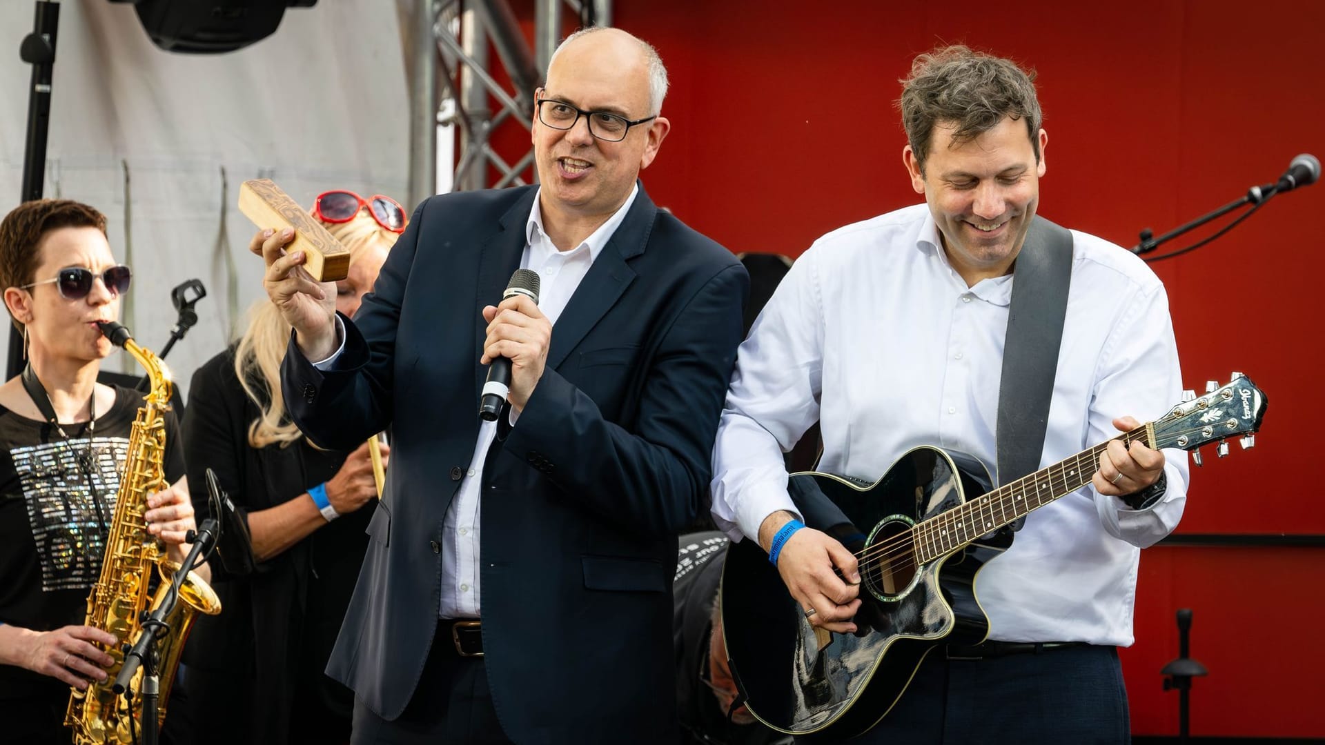 Lars Klingbeil bei einer SPD-Wahlveranstaltung an der Gitarre Lars Klingbeil bei einer SPD-Wahlveranstaltung an der Gitarre