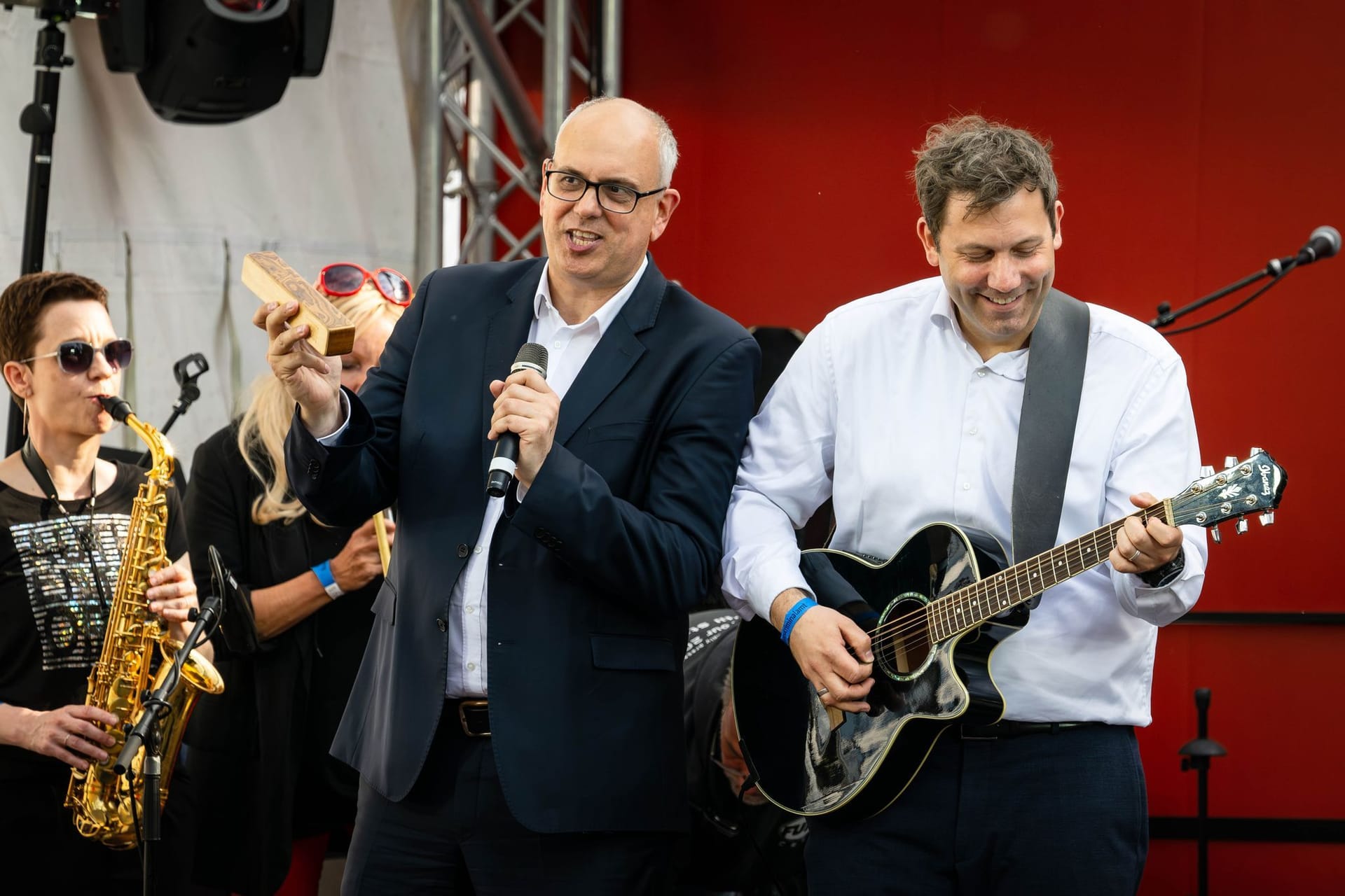 Lars Klingbeil bei einer SPD-Wahlveranstaltung an der Gitarre Lars Klingbeil bei einer SPD-Wahlveranstaltung an der Gitarre