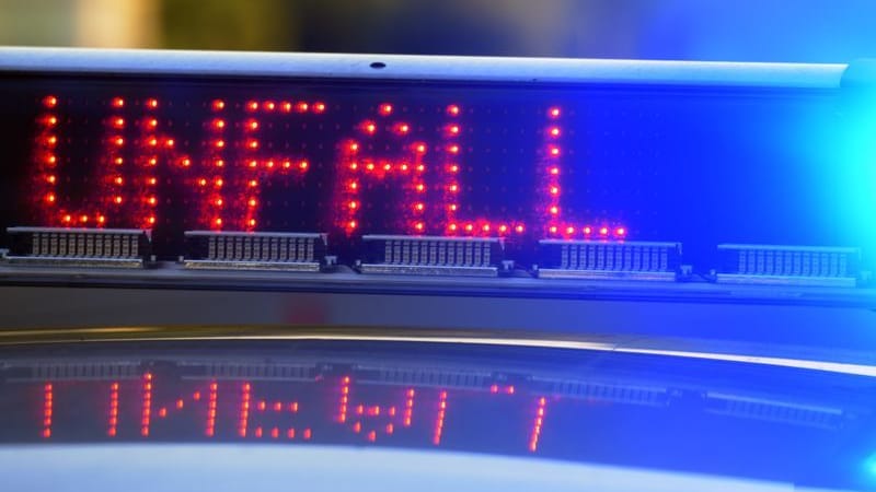 Unfall-Warnleuchte auf Polizeifahrzeug: Tragischer Unfall bei Geesthacht fordert ein junges Leben.