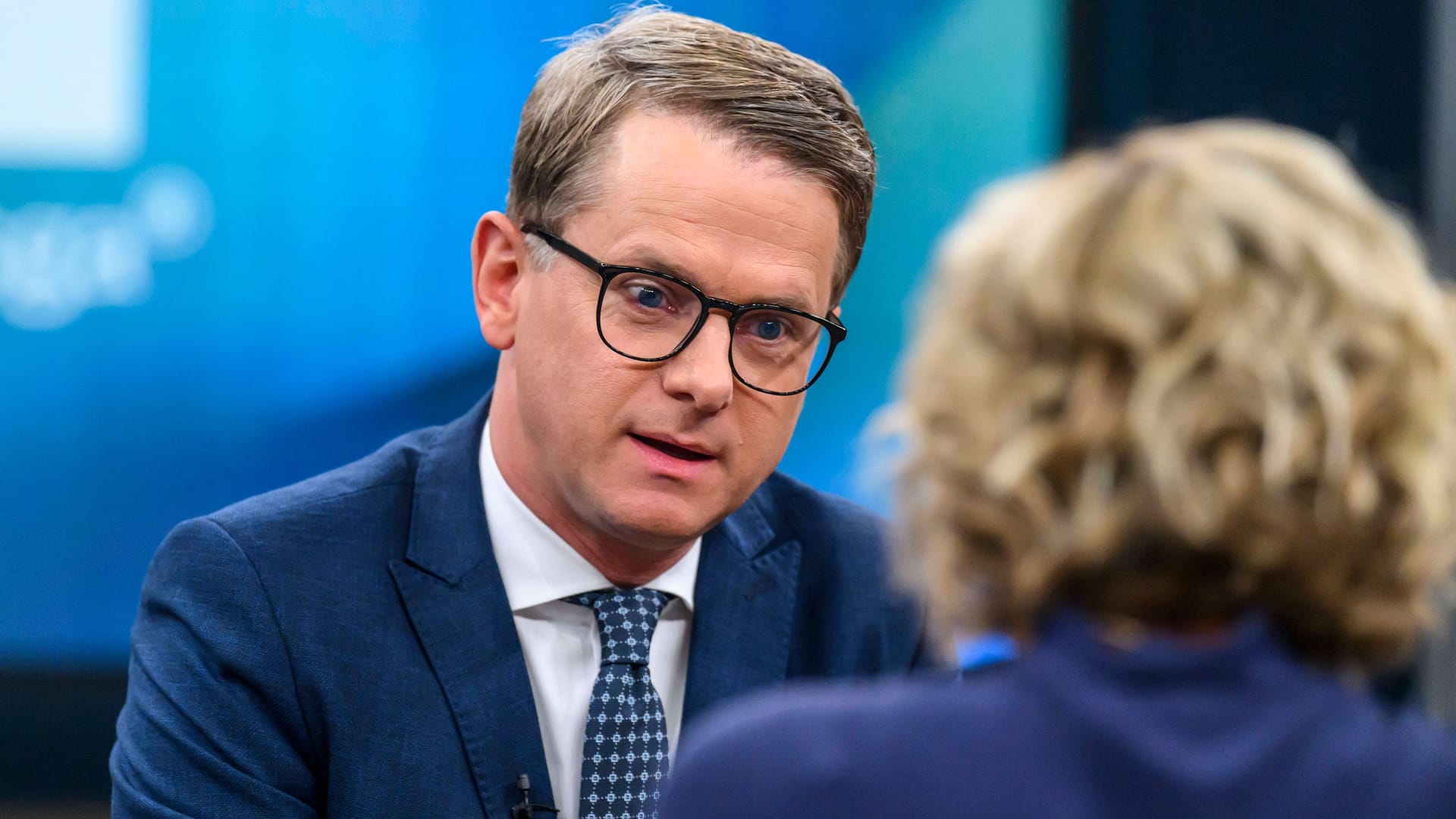 Carsten Linnemann im Gespräch mit Caren Miosga. Carsten Linnemann im Gespräch mit Caren Miosga.