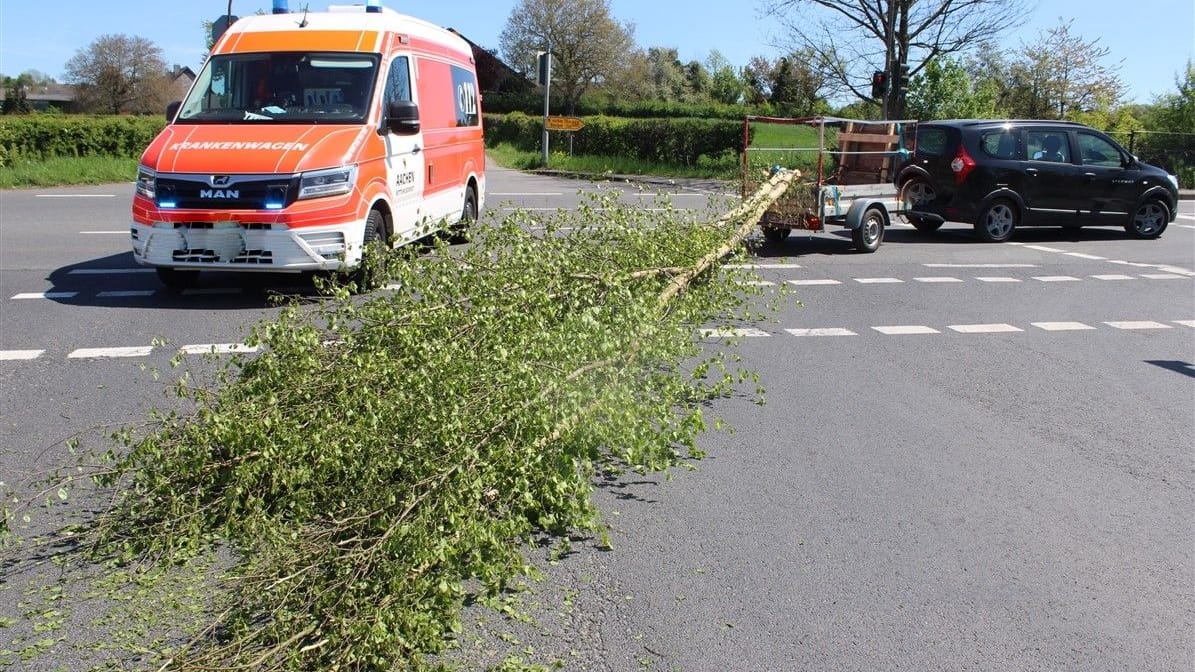 Auf Anhängern geladene Maibäume sollten gesichert sein, warnt die Polizei: So ließen sich Unfälle vermeiden.