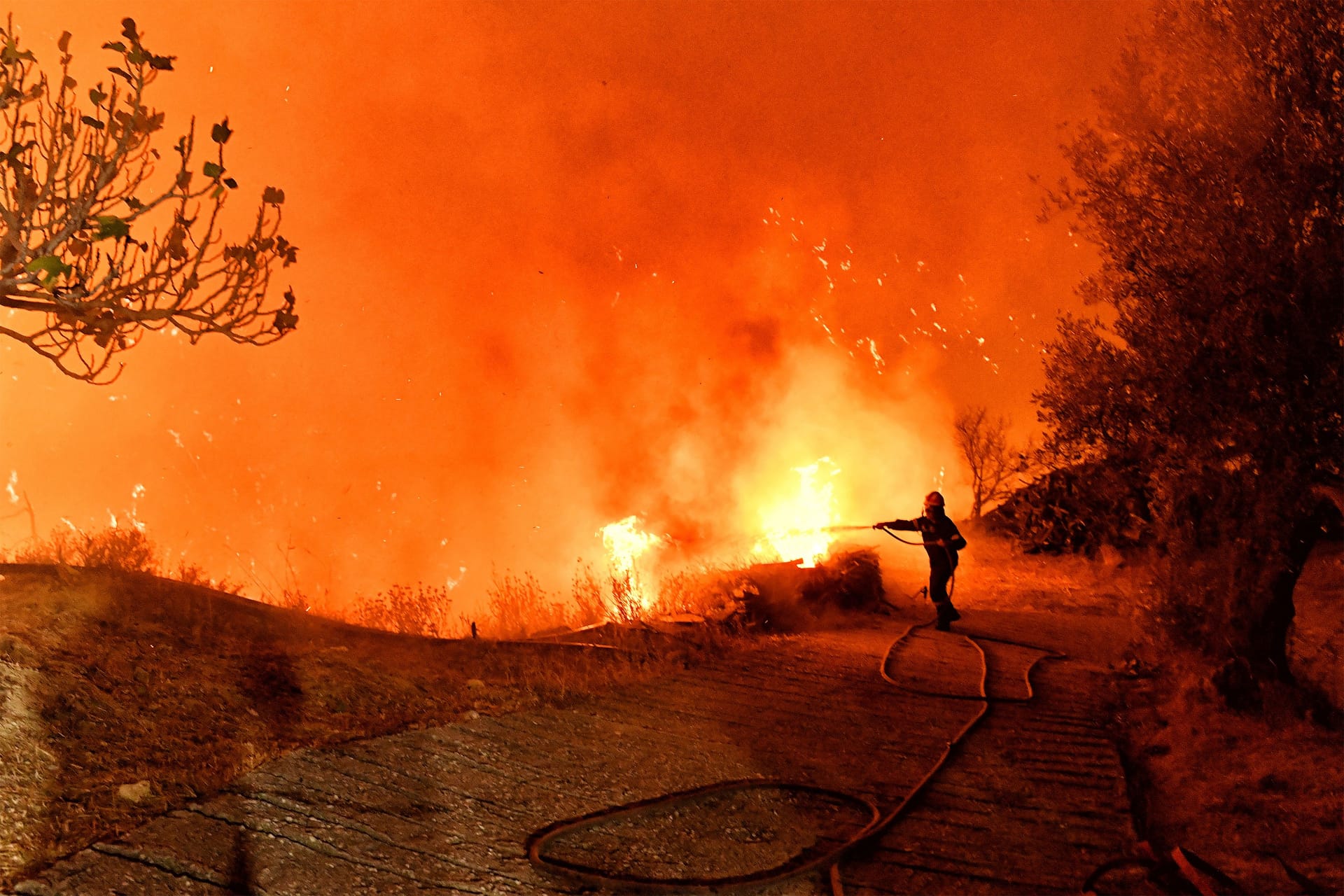 Ein Großbrand nahe des Dorfes Kallithea im Herbst 2024 (Archivbild): Durch die starken Winde wurden die Flammen ständig neu angefacht.