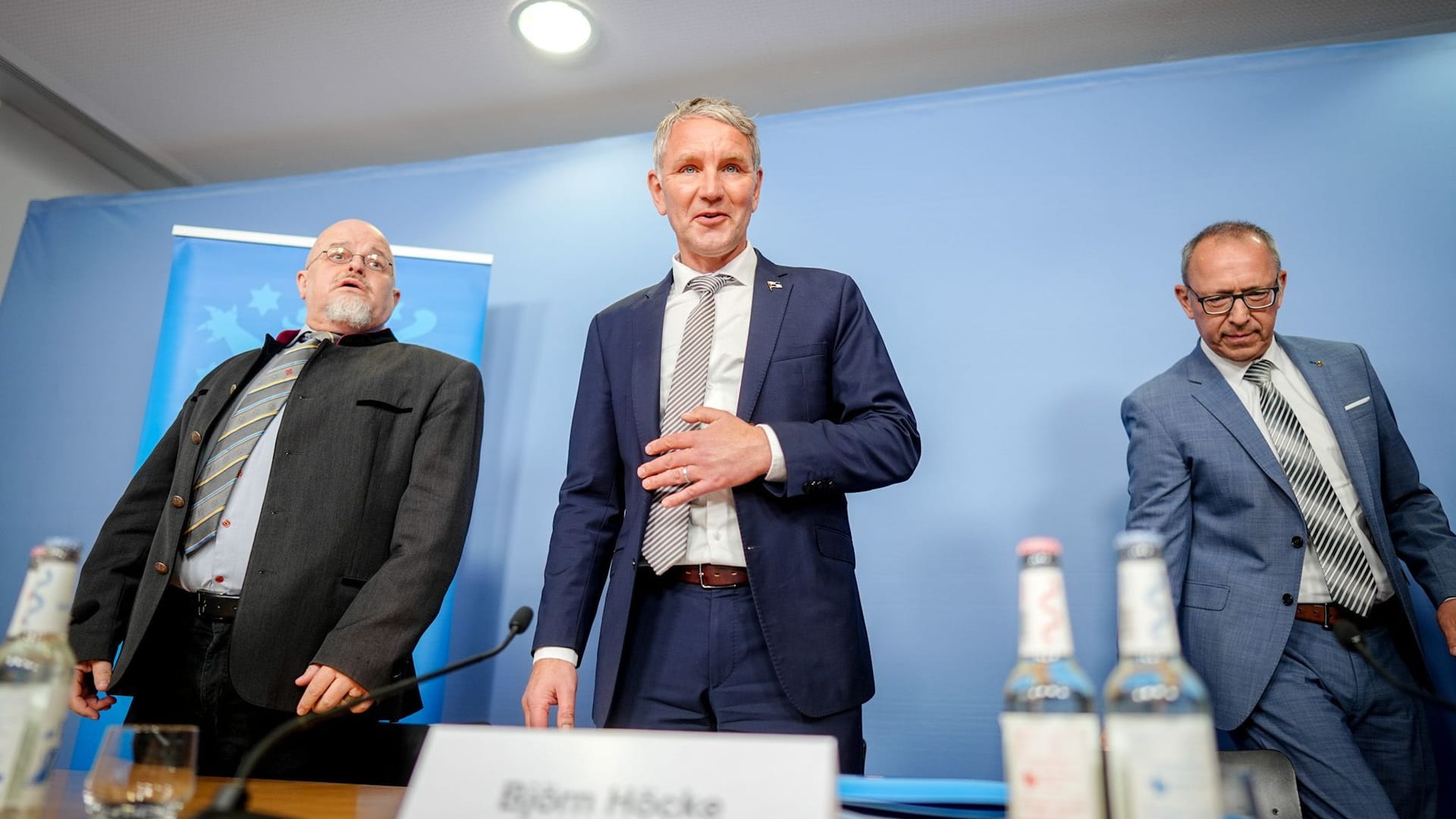 AfD stellt Gutachten zu Verfassungsschutzbeobachtung vor AfD stellt Gutachten zu Verfassungsschutzbeobachtung vor