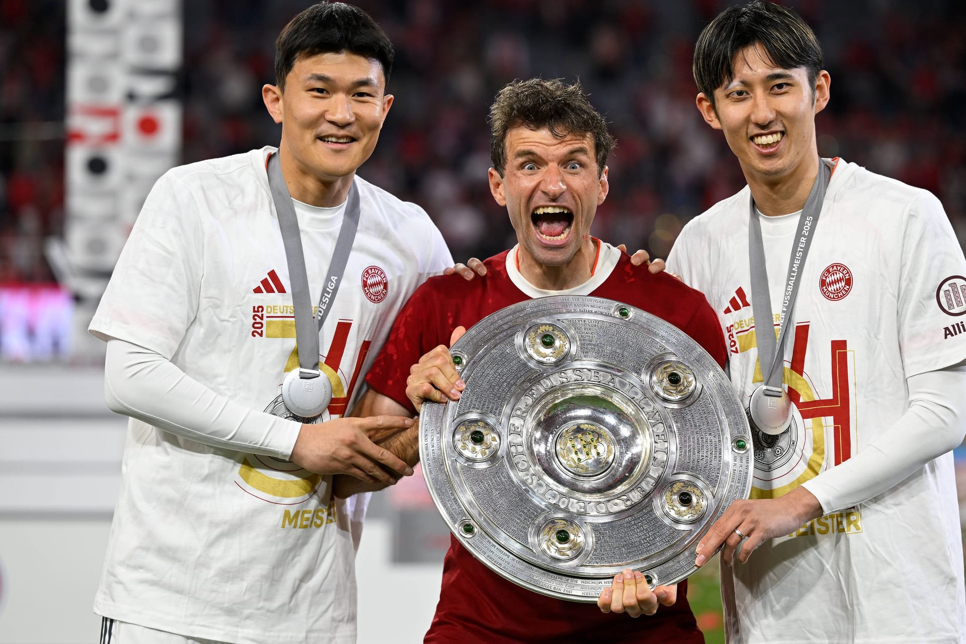 Min-jae Kim, Thomas Müller und Hiroki Itō (v. l. n. r.) mit der Meisterschale: Die Bayern-Stars feiern ihren Triumph ausgiebig.