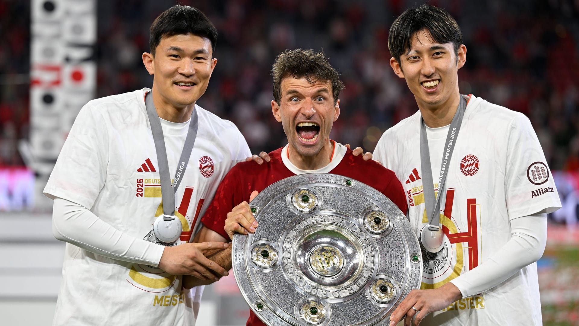 Min-jae Kim, Thomas Müller und Hiroki Itō (v. l. n. r.) mit der Meisterschale: Die Bayern-Stars feiern ihren Triumph ausgiebig.