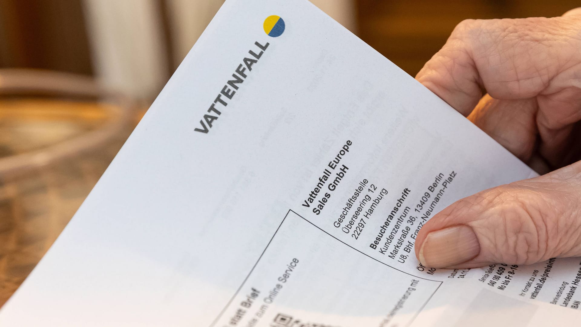 Eine Person hält eine Mitteilung von Vattenfall in der Hand (Symbolbild): Der Stromanbieter hat die Preise in Hamburg zum 1. April 2025 angehoben.