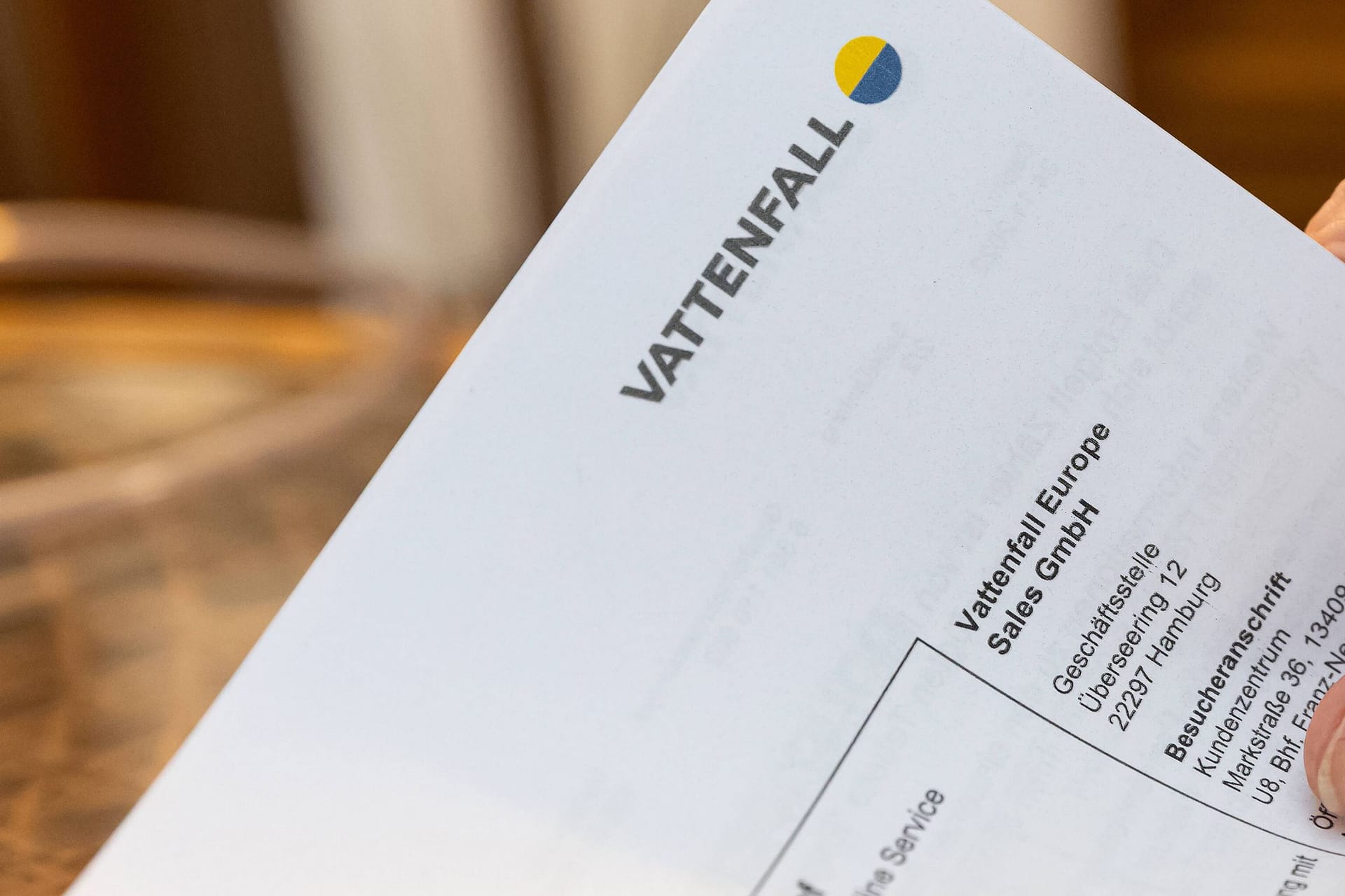 Eine Person hält eine Mitteilung von Vattenfall in der Hand (Symbolbild): Der Stromanbieter hat die Preise in Hamburg zum 1. April 2025 angehoben.
