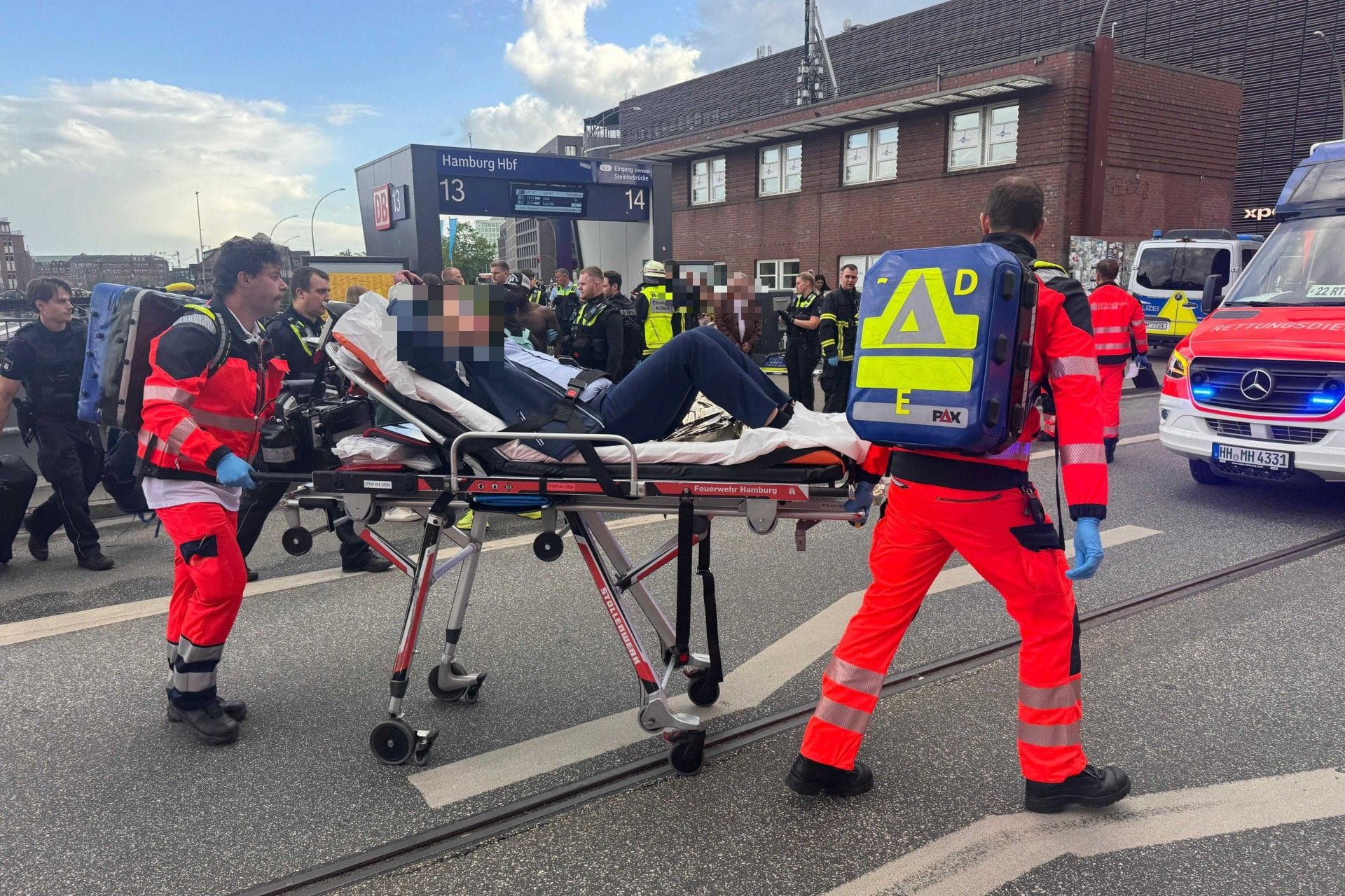 Eine verletzte Person wird nach einem Messerangriff in der Nähe des Hauptbahnhofs von der Polizei abtransportiert.