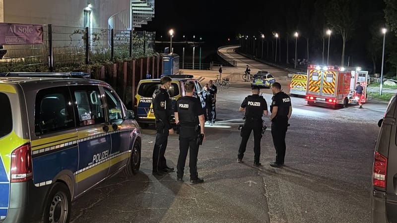 Polizisten stehen auf der Straße: Die Schlägerei in einer Bar in Wedel eskalierte.