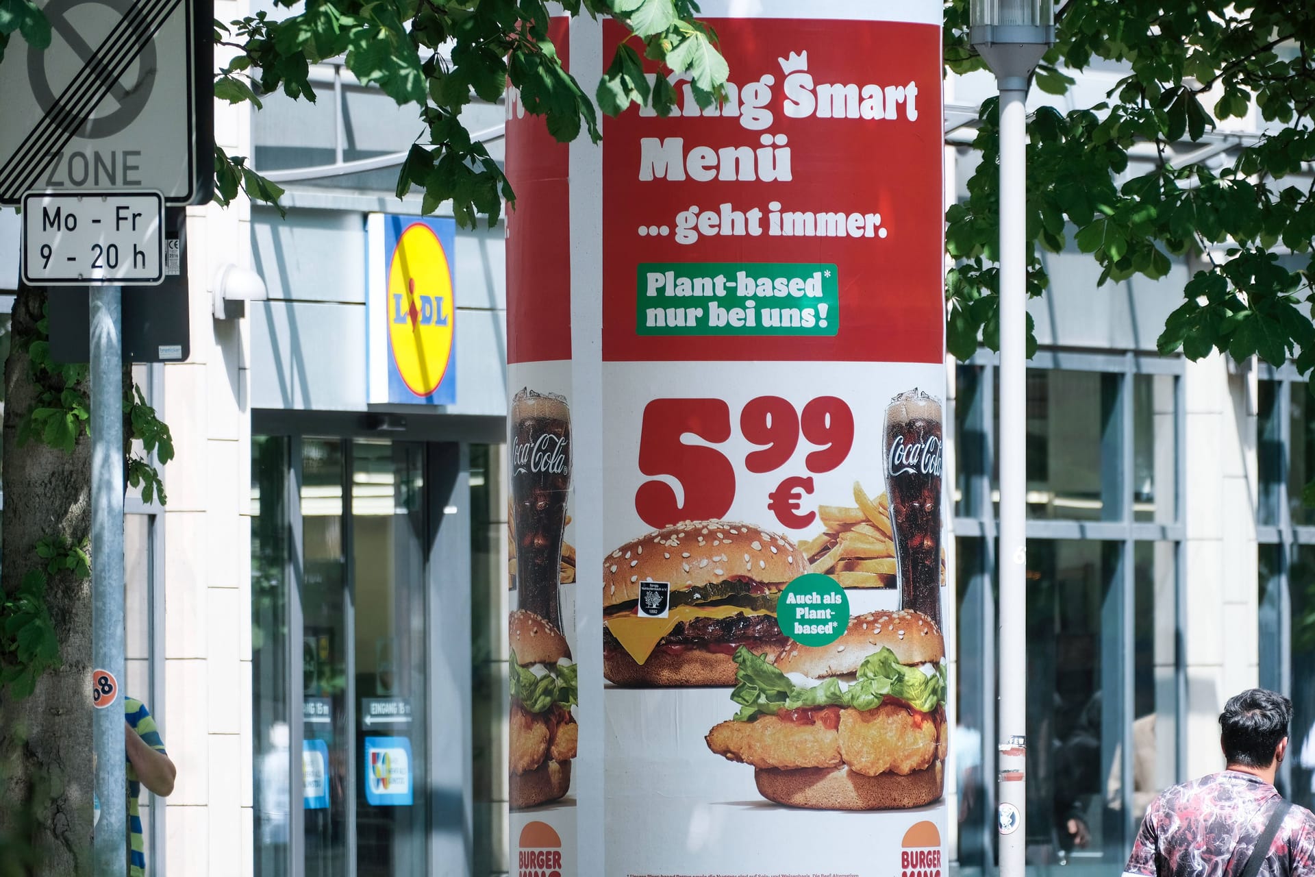 Werbung für Fastfood: Anzeigen im Alltag wirken sich auf unser Essverhalten aus.