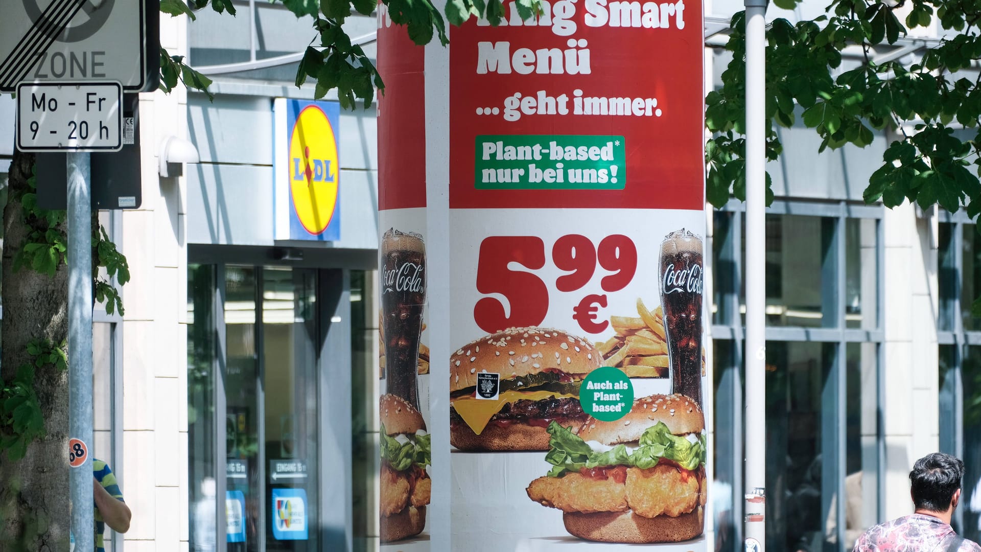 Werbung für Fastfood: Anzeigen im Alltag wirken sich auf unser Essverhalten aus. Werbung für Fastfood: Anzeigen im Alltag wirken sich auf unser Essverhalten aus.