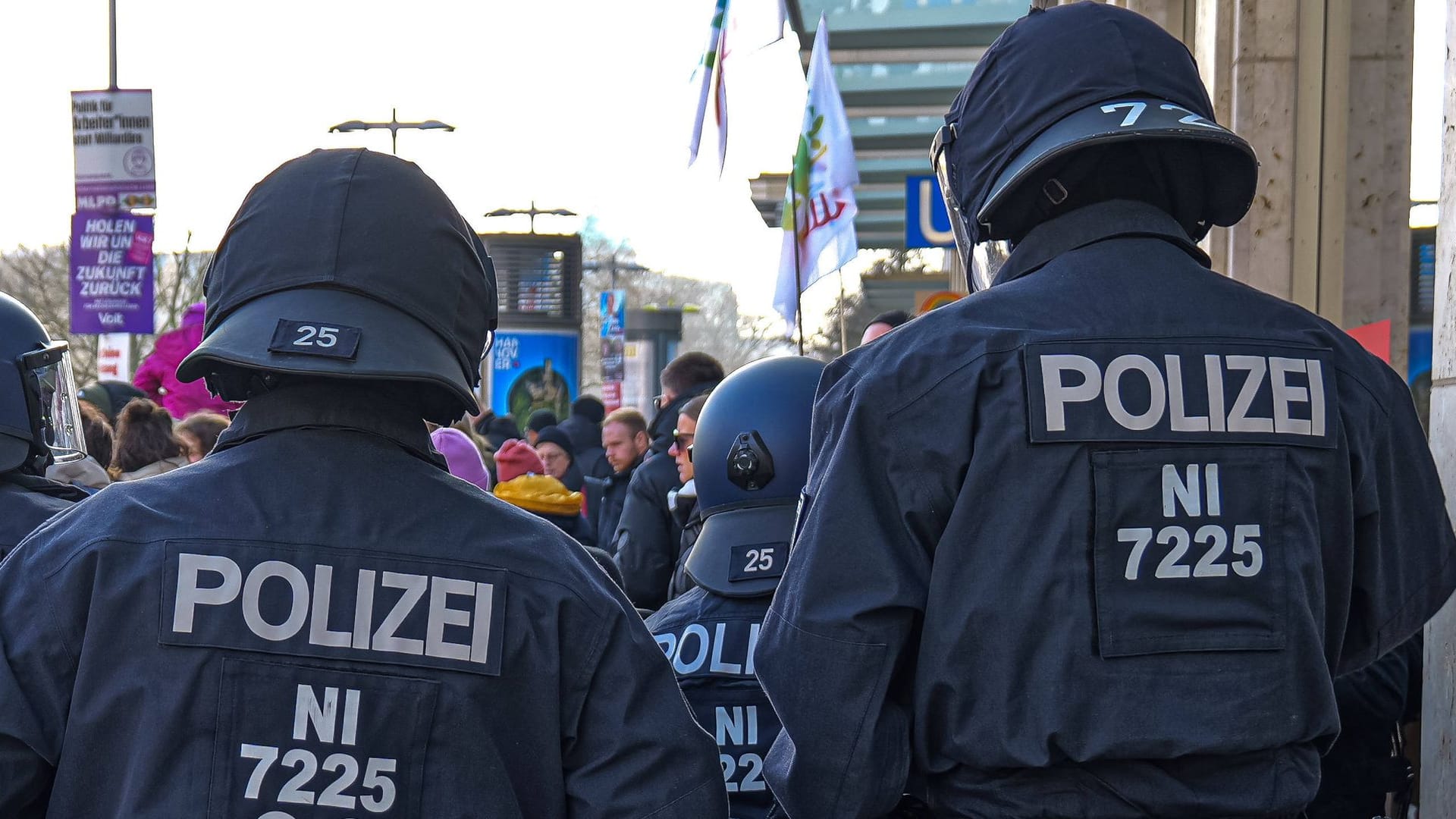Polizisten bei einer Demonstration (Symbolbild): Die Beamten leiteten am Samstag in Hannover 30 Strafverfahren ein und ermitteln gegen 57 Personen wegen Landfriedensbruch.